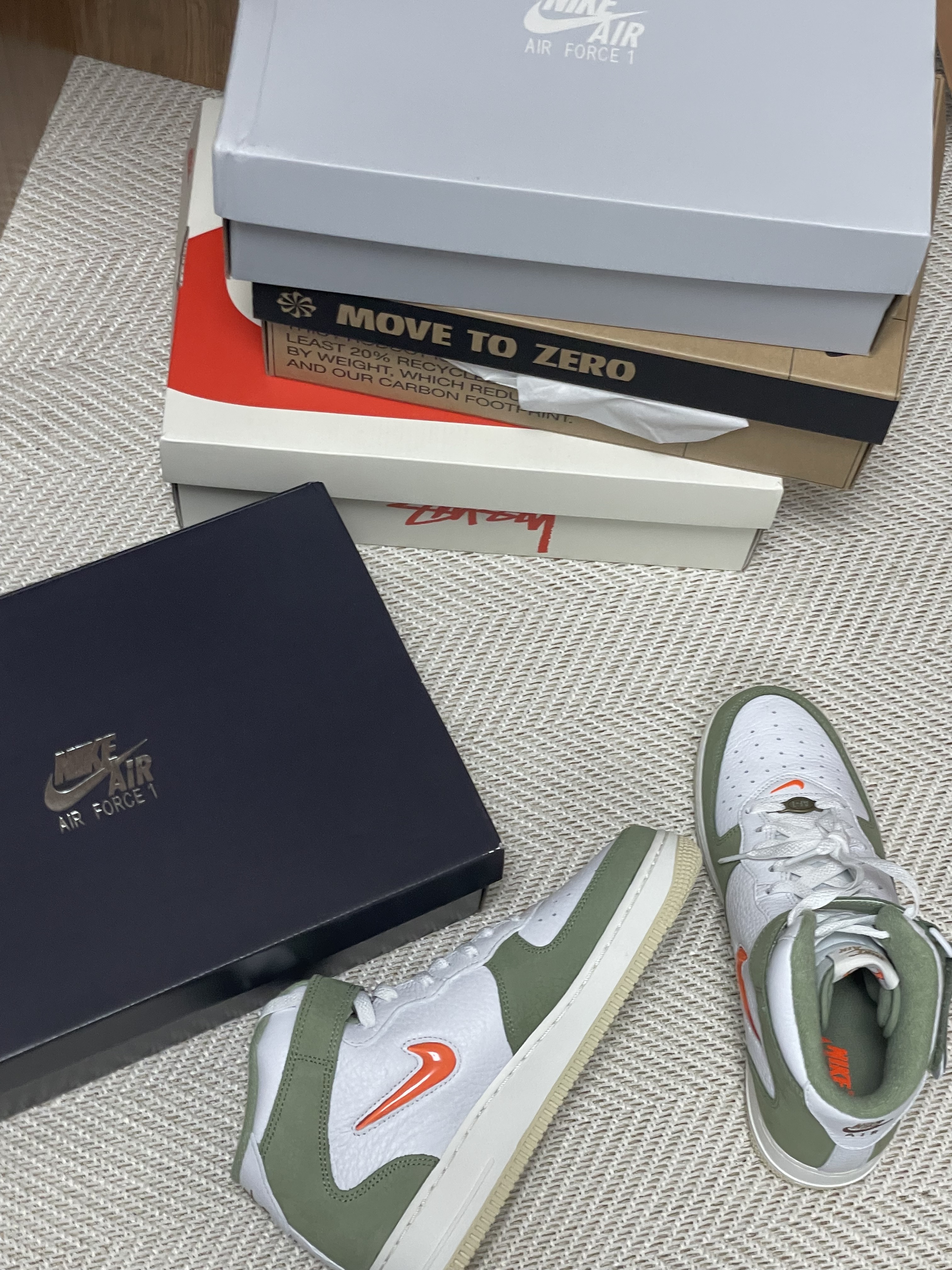 Nike Air Force 1 Mid '07 QS Olive Green and Total Orange 착용 스타일 - 2