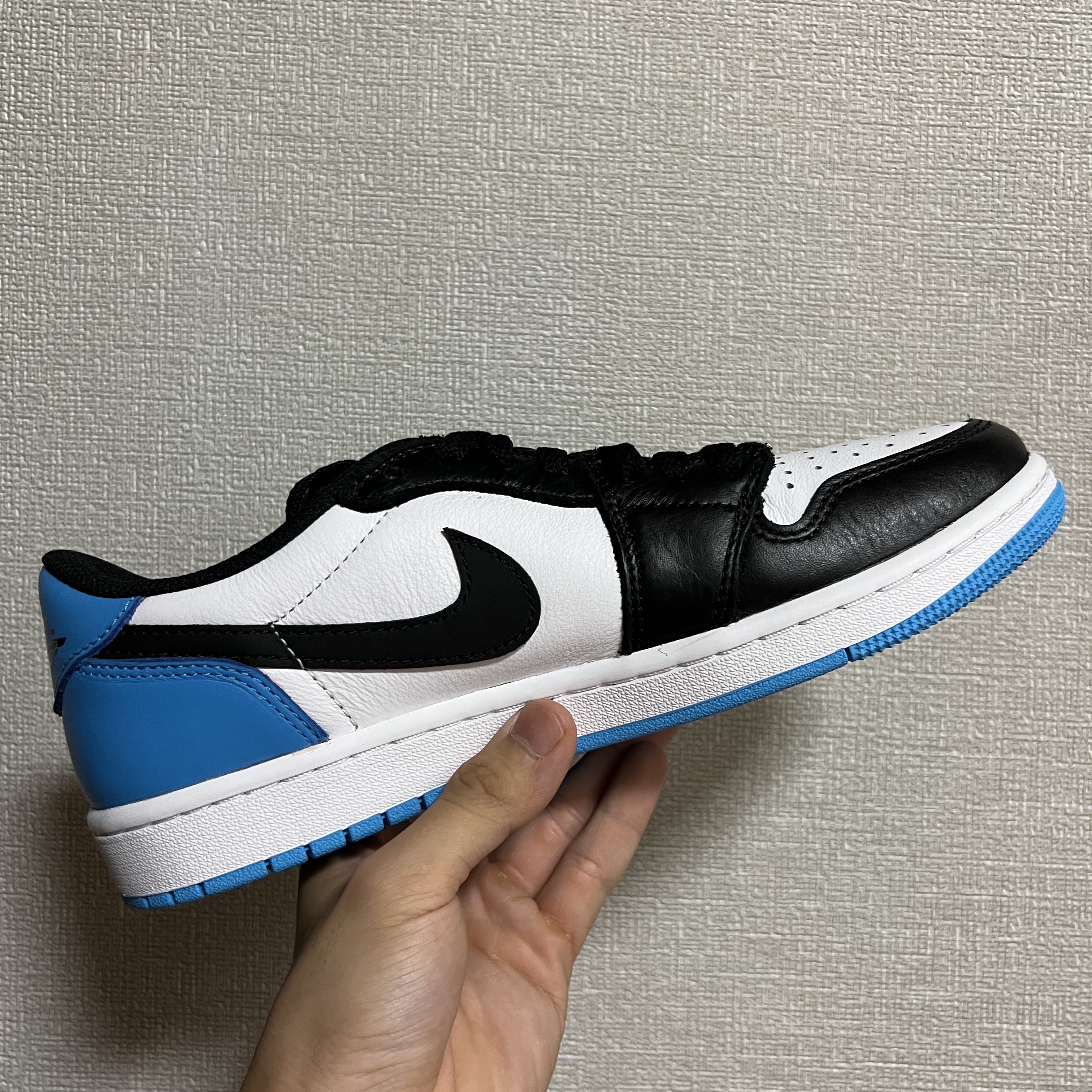 Jordan 1 Retro Low OG Black and Dark Powder Blue 착용 스타일 - 2