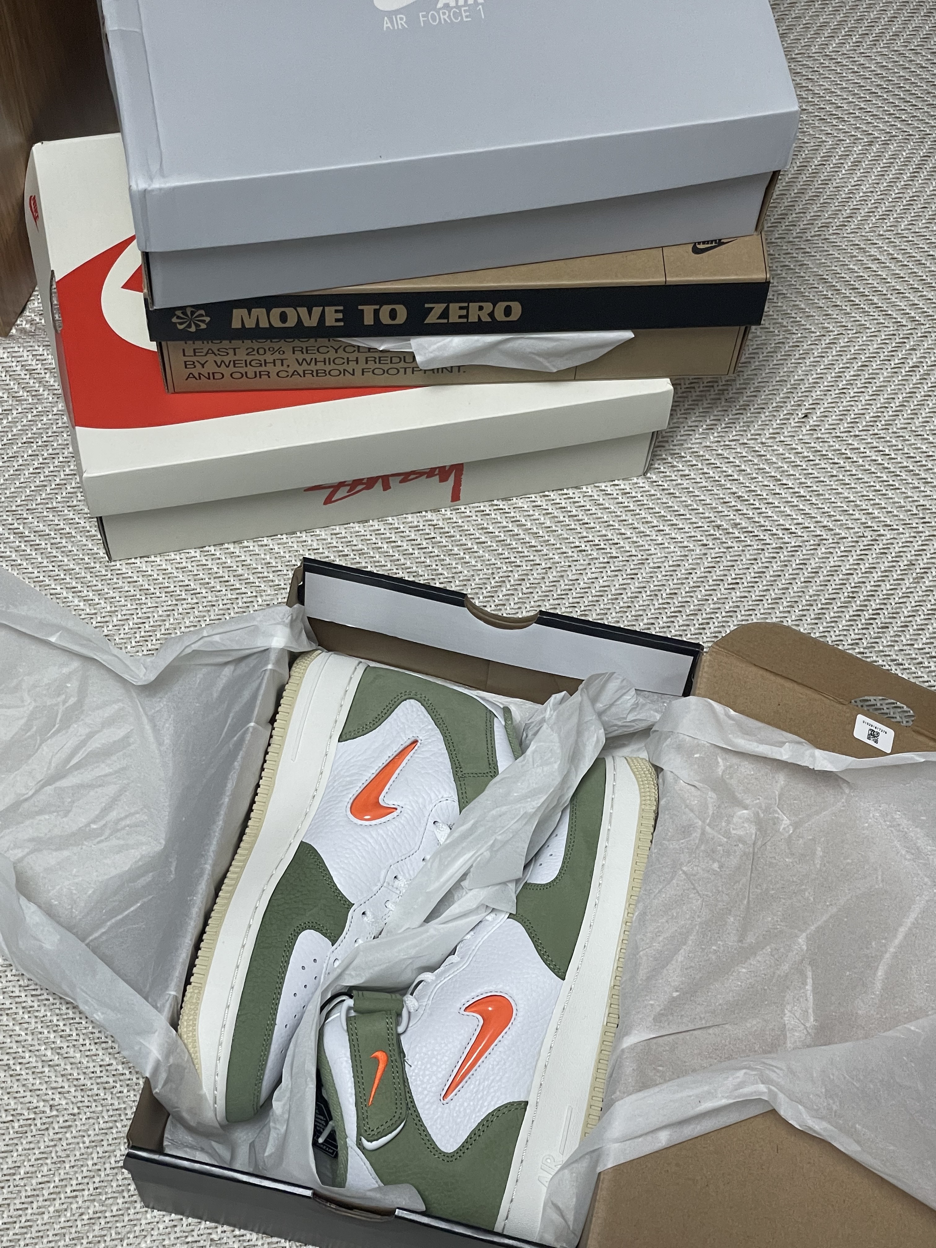 Nike Air Force 1 Mid '07 QS Olive Green and Total Orange 착용 스타일 - 1