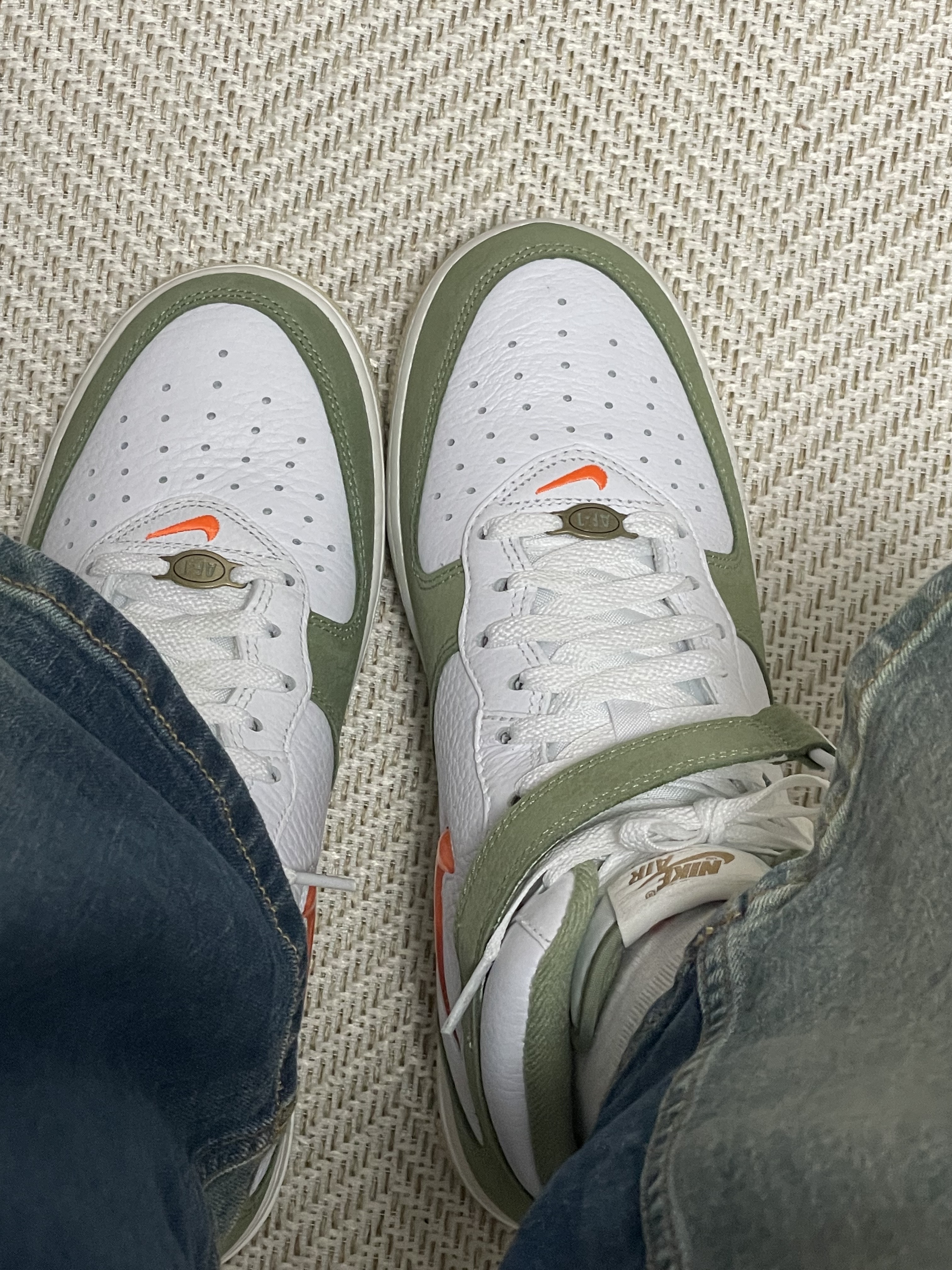 Nike Air Force 1 Mid '07 QS Olive Green and Total Orange 착용 스타일 - 4