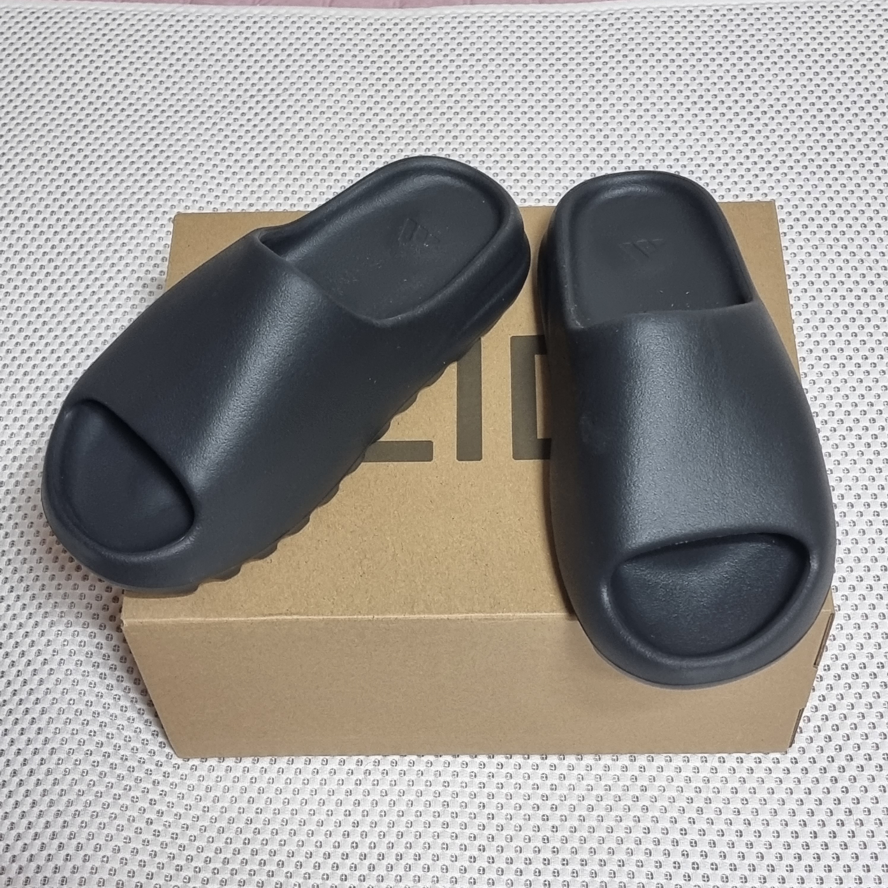 Adidas Yeezy Slide Onyx 착용 스타일