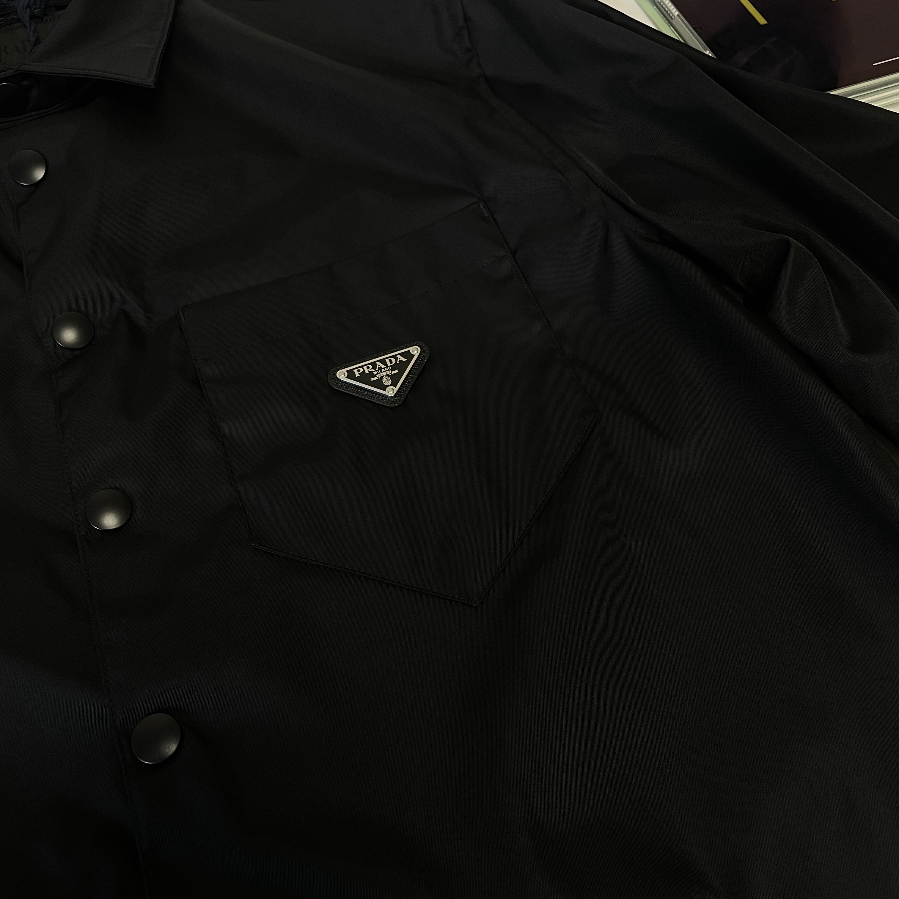 Prada Re-Nylon Shirt Black 착용 스타일 - 2