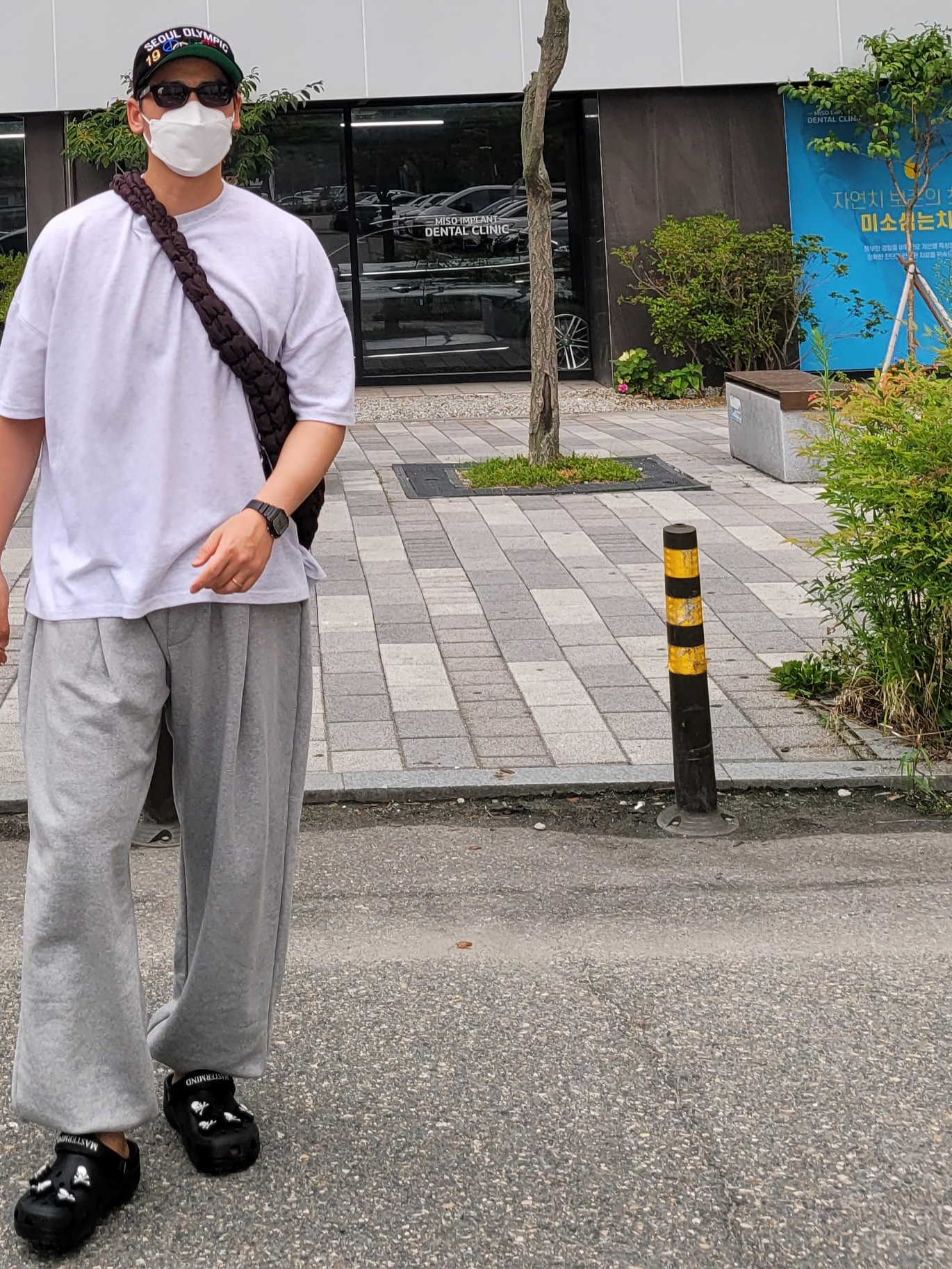 Crocs x Mastermind Classic Clog Black, COS Quilted Oversized Shoulder Bag Brown 착용 스타일
