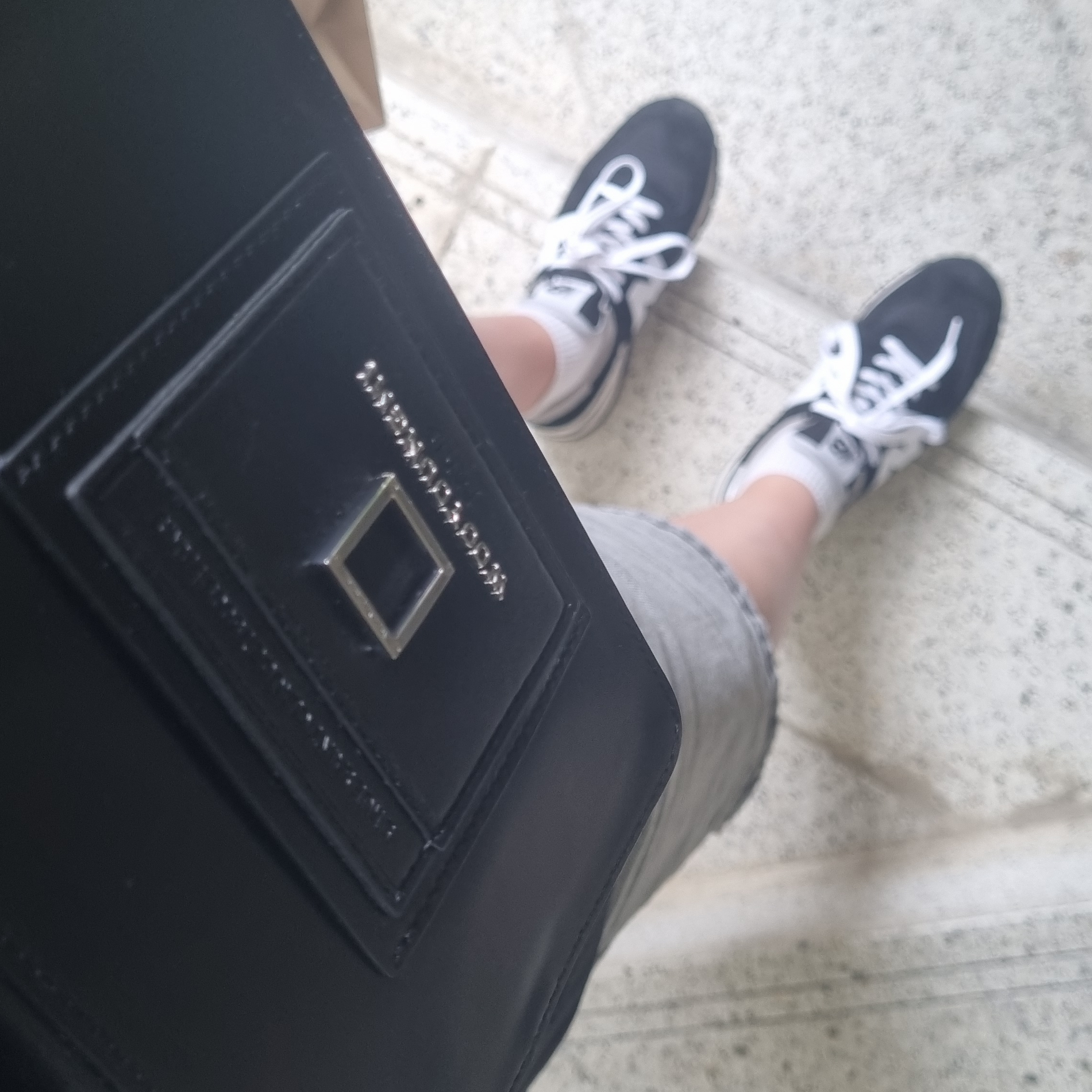 Wooyoungmi Square Mini Bag Black, New Balance 990v1 Made in USA Black 착용 스타일 - 1