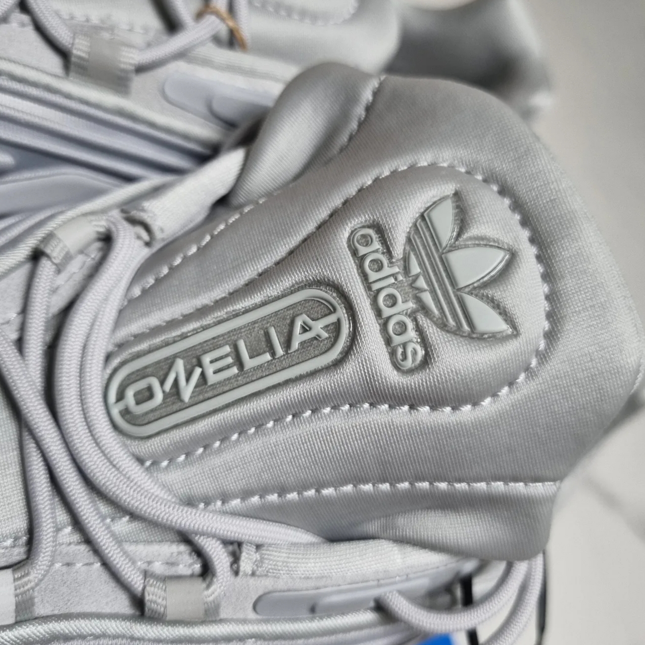 Adidas Ozelia Grey 착용 스타일 - 5