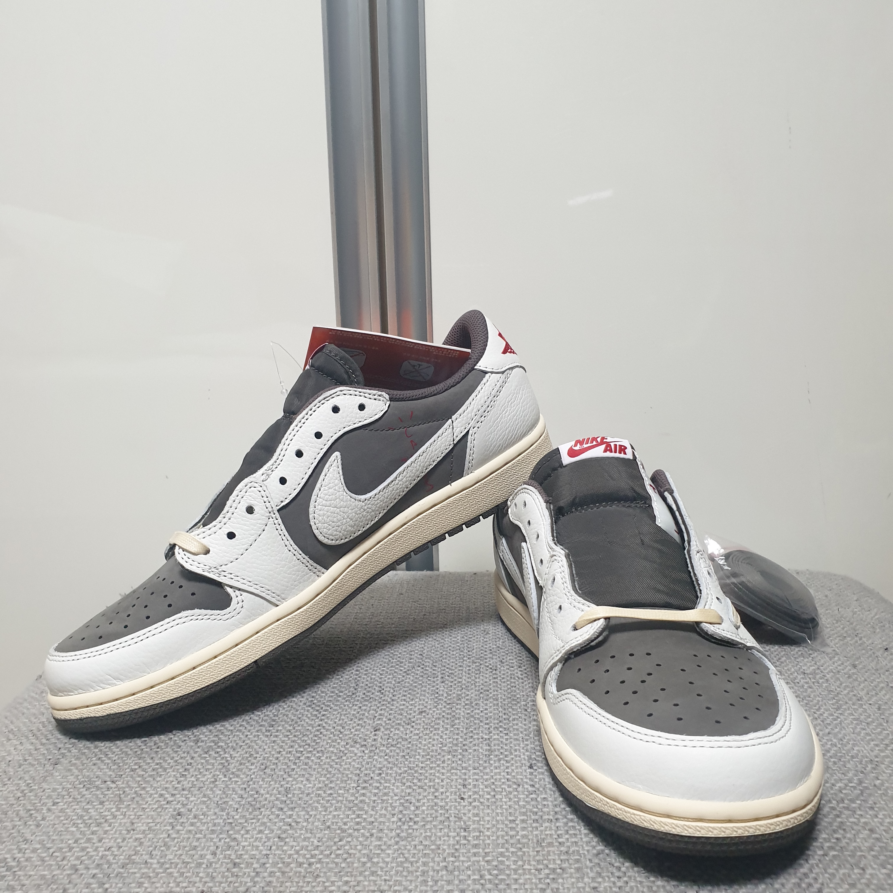 Jordan 1 x Travis Scott Retro Low OG SP Sail and Ridgerock 착용 스타일