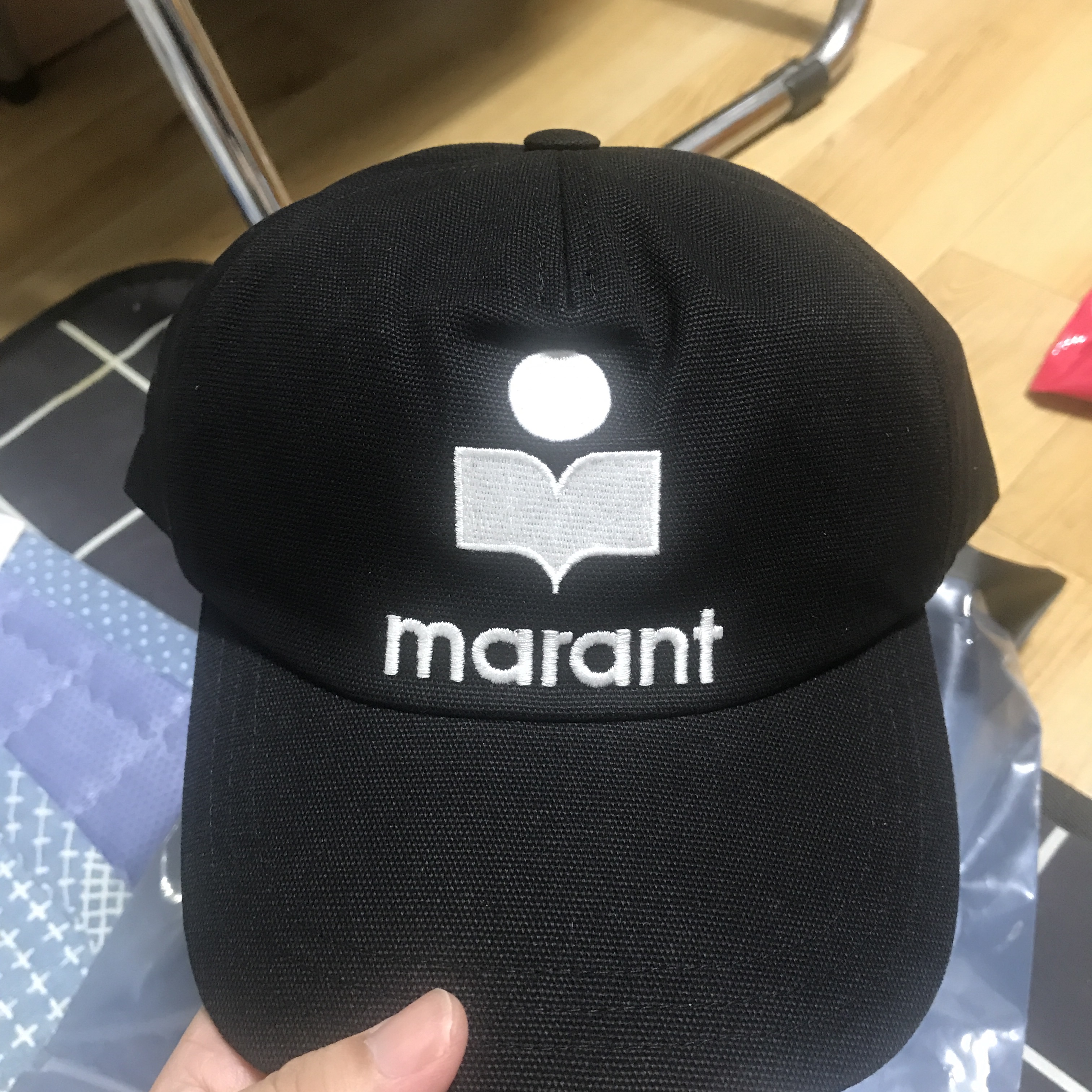 Isabel Marant Tyronyh Cap Black Ecru 착용 스타일 - 2