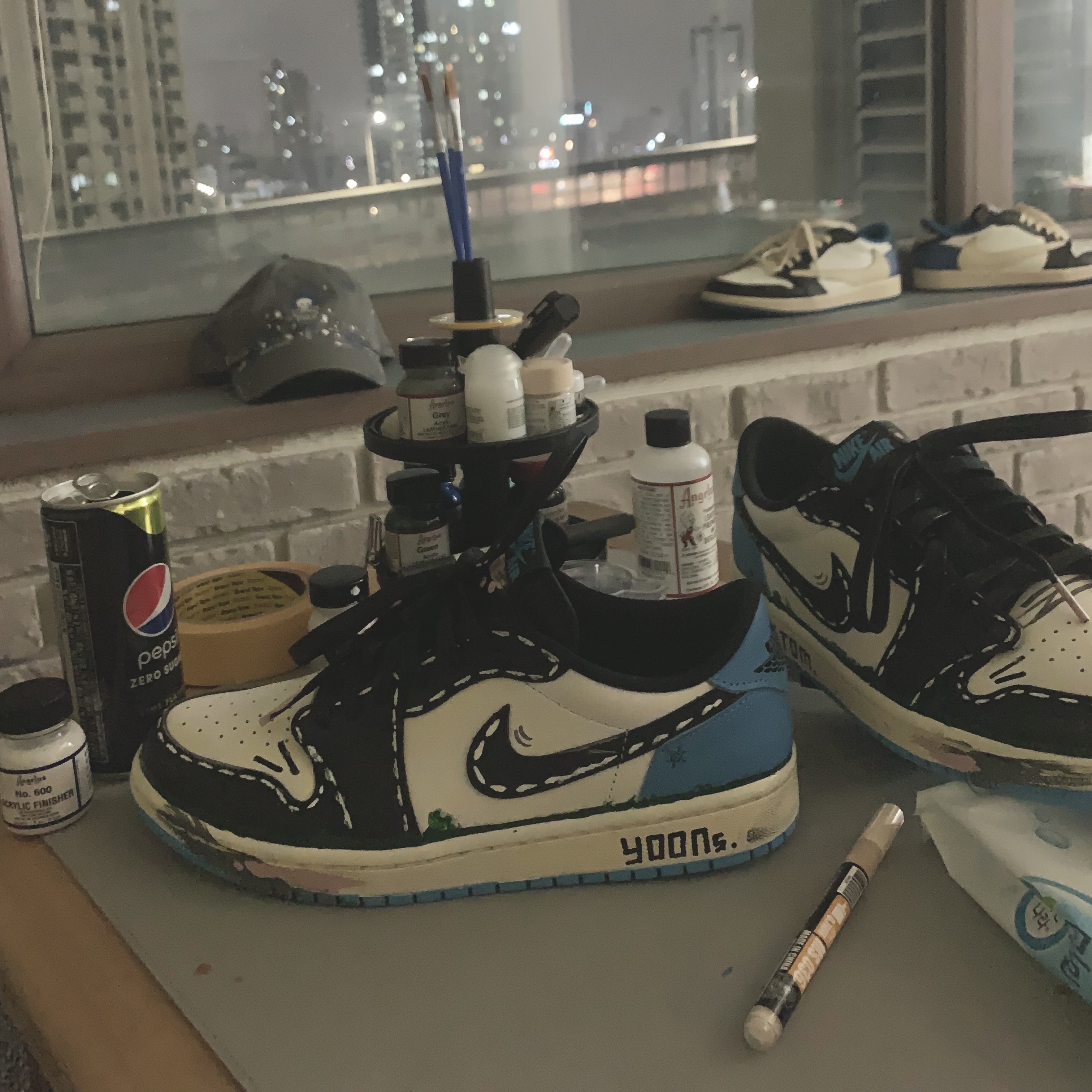 Jordan 1 Retro Low OG Black and Dark Powder Blue 착용 스타일