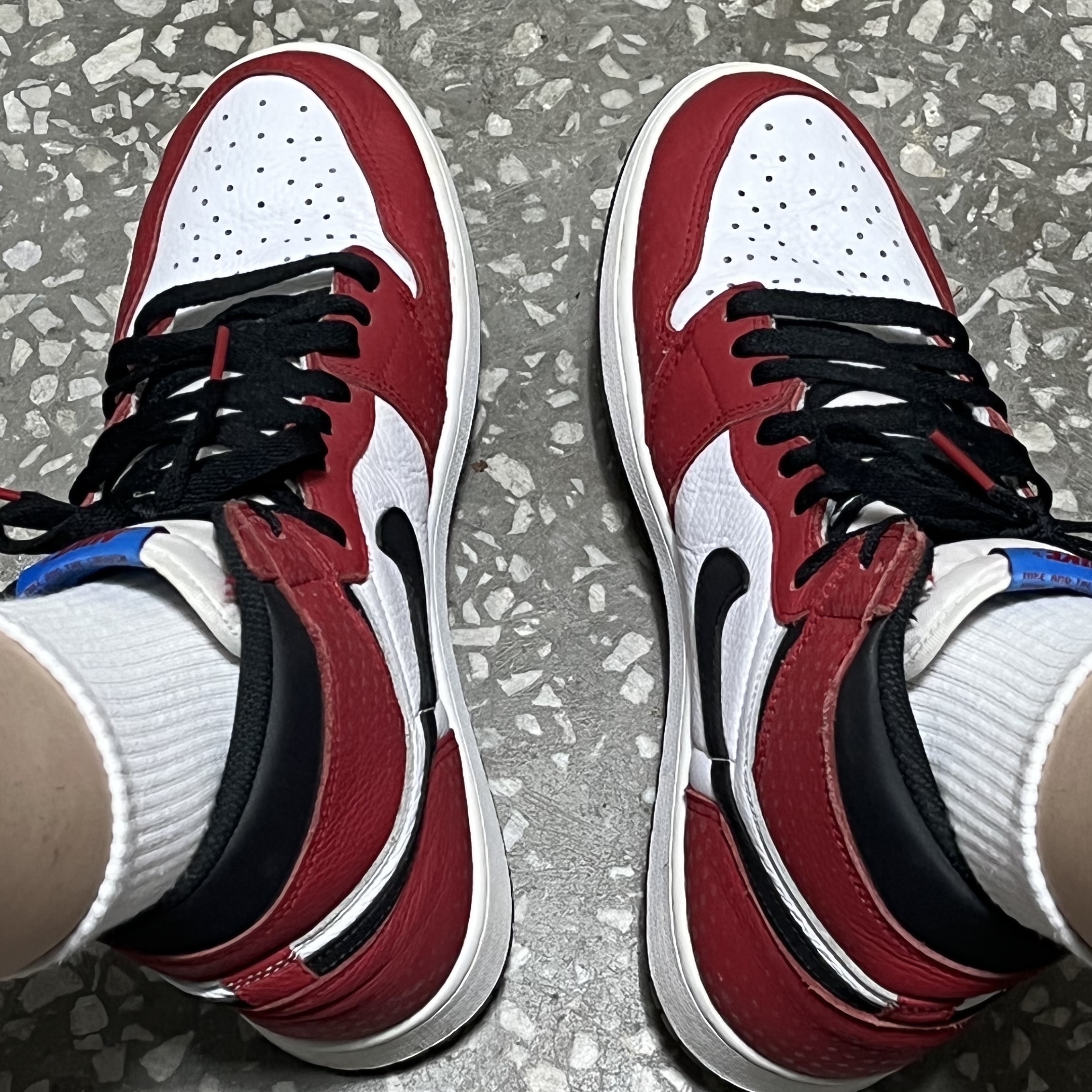 Jordan 1 Retro High Spider-Man Origin Story 착용 스타일 - 2
