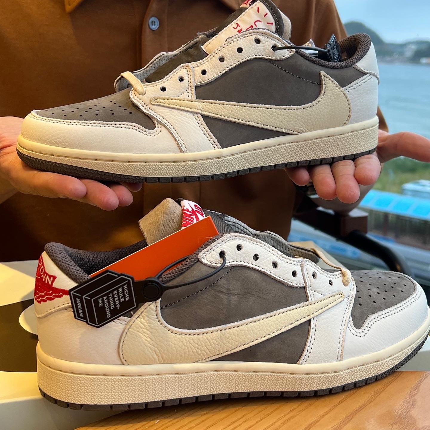 Jordan 1 x Travis Scott Retro Low OG SP Sail and Ridgerock 착용 스타일 - 1