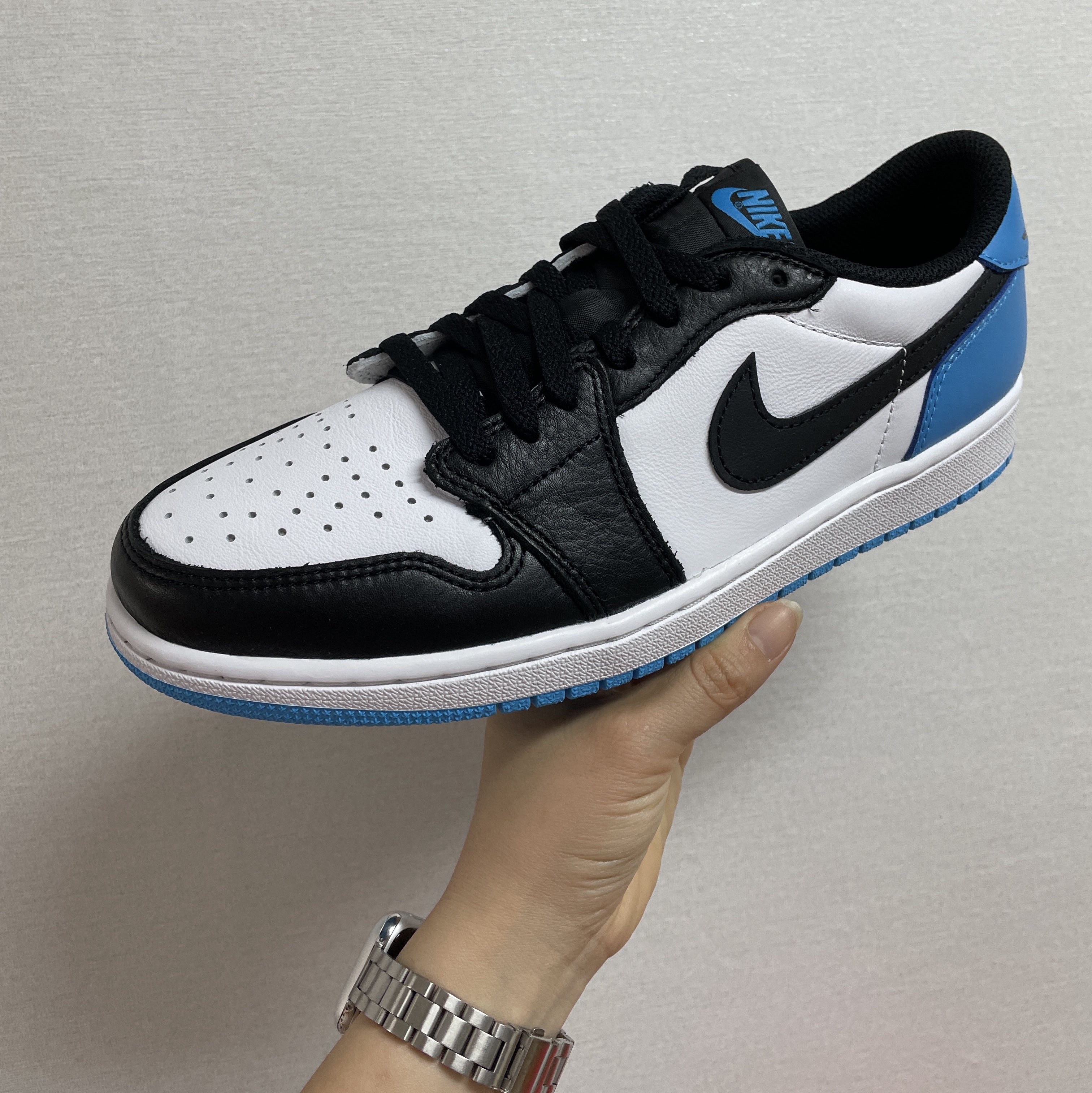 Jordan 1 Retro Low OG Black and Dark Powder Blue 착용 스타일