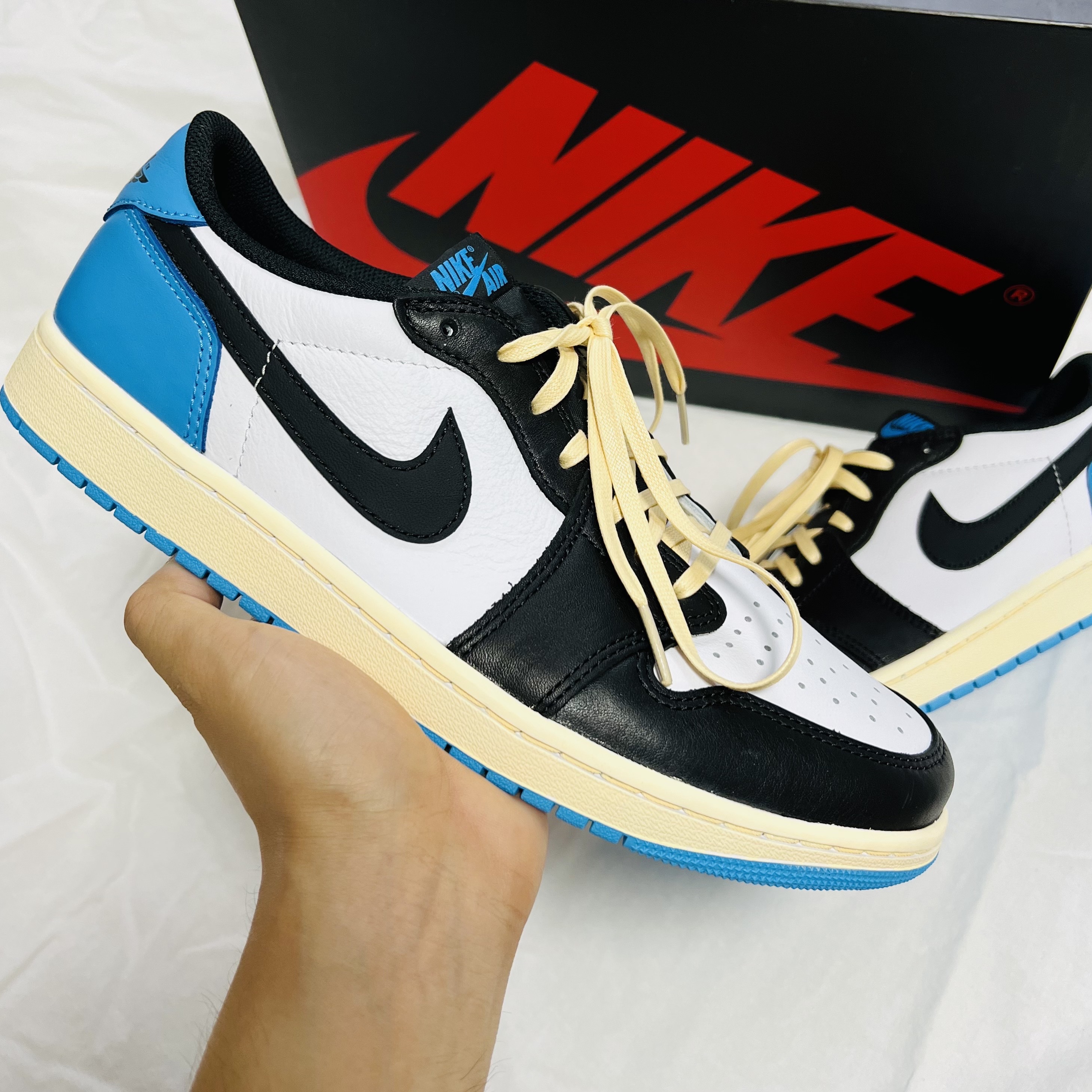 Jordan 1 Retro Low OG Black and Dark Powder Blue 착용 스타일 - 2