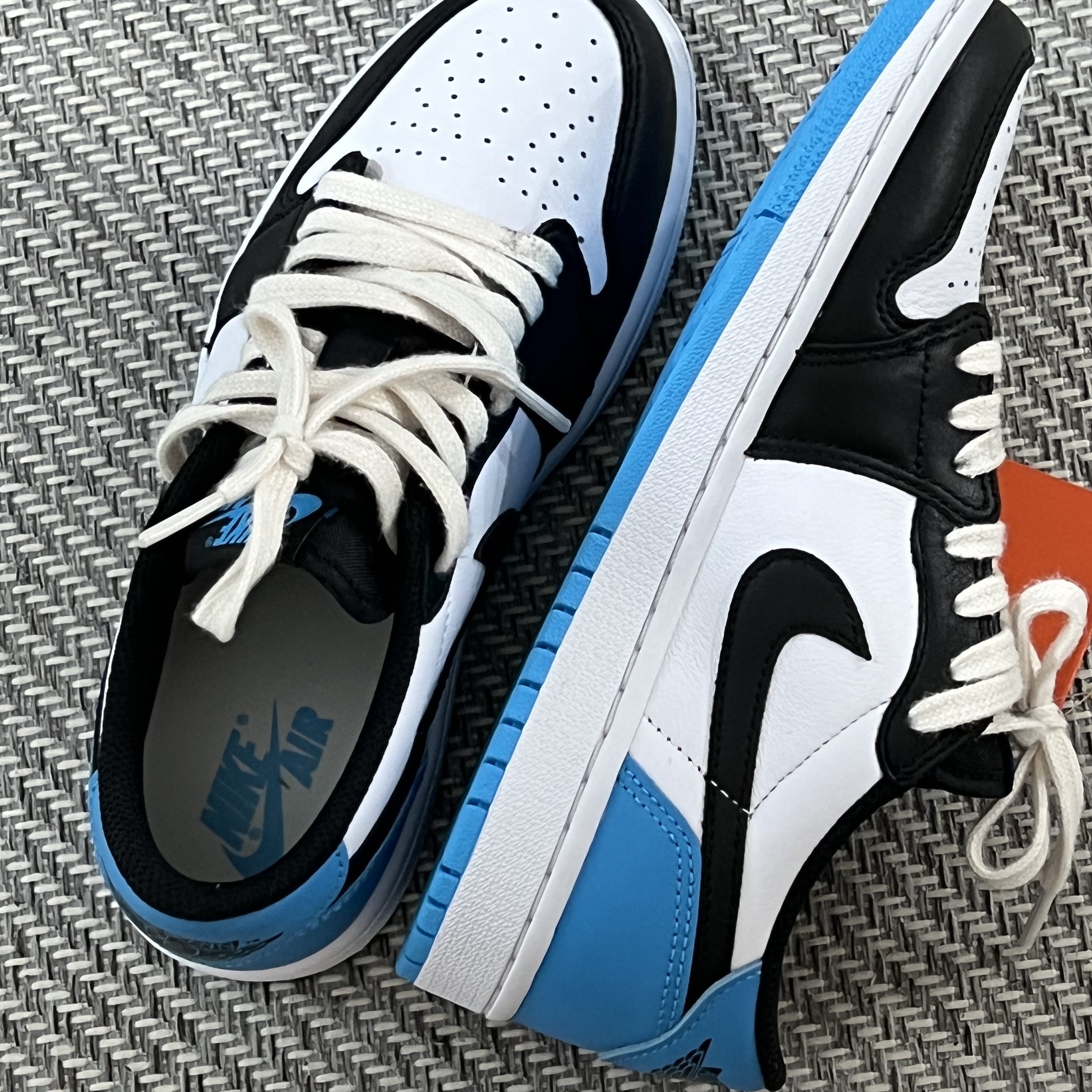 (W) Jordan 1 Retro Low OG Black and Dark Powder Blue 착용 스타일 - 1