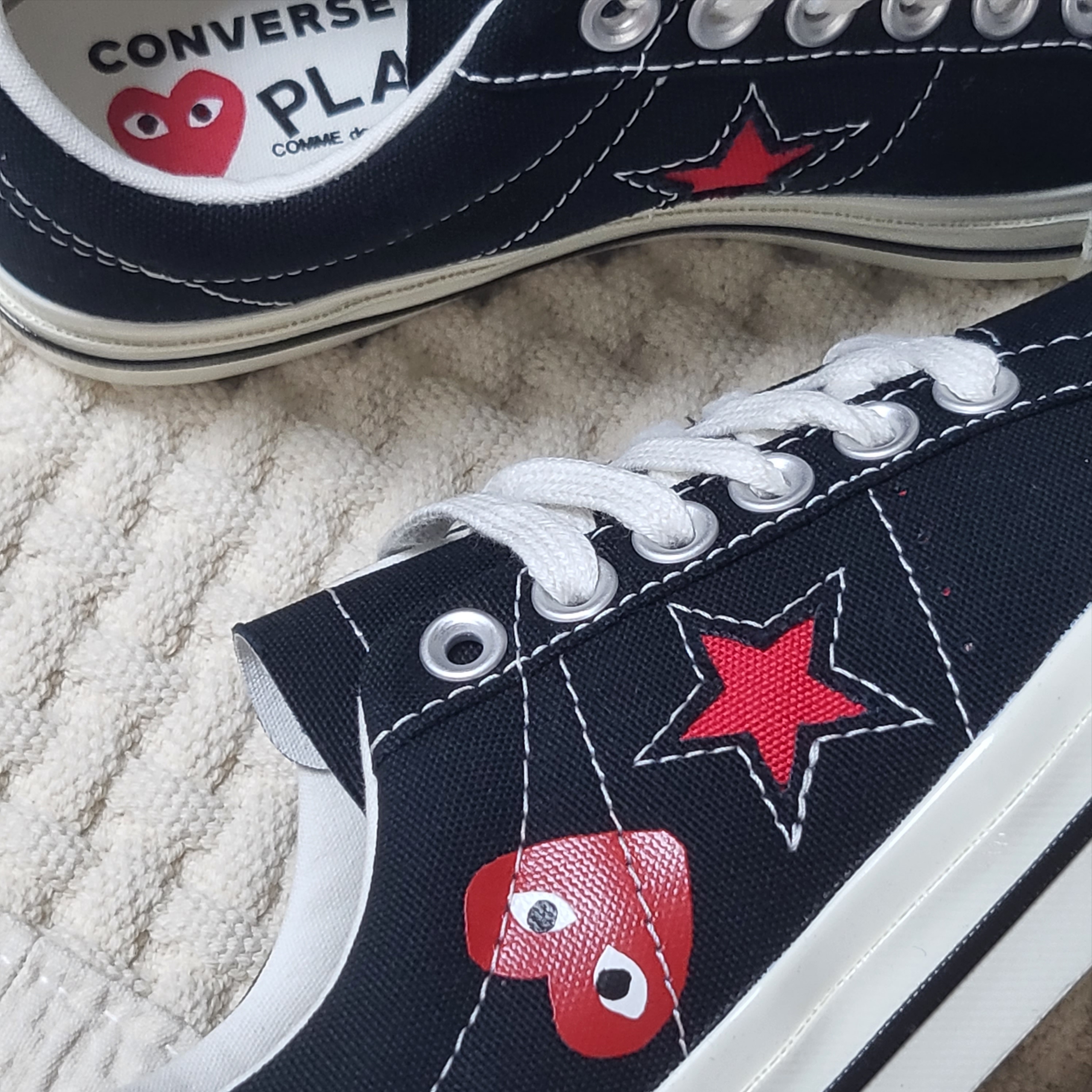 Converse x Play Comme des Garcons One Star Ox Black 착용 스타일 - 1