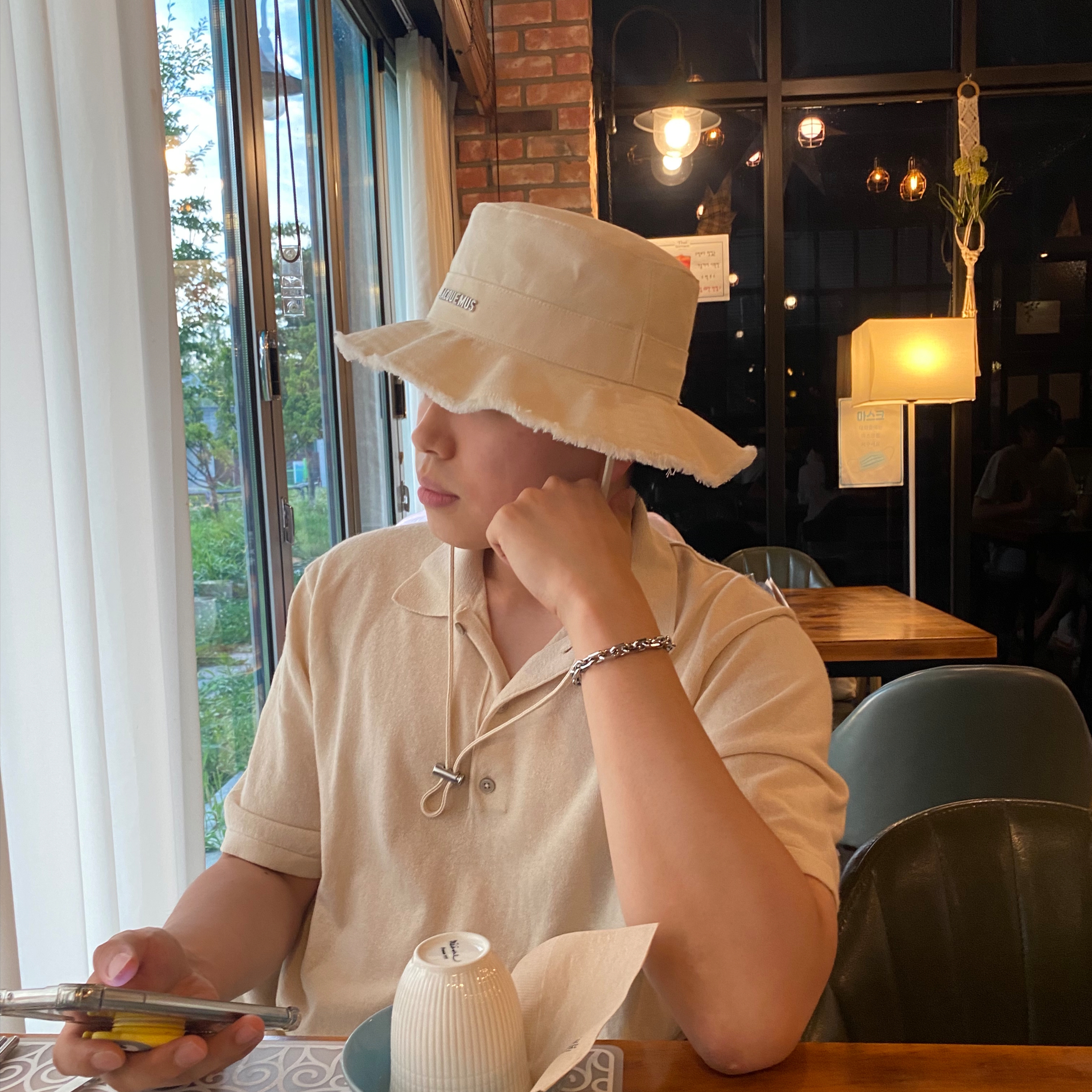 Jacquemus Le Bob Artichaut Bucket Hat Off White 착용 스타일