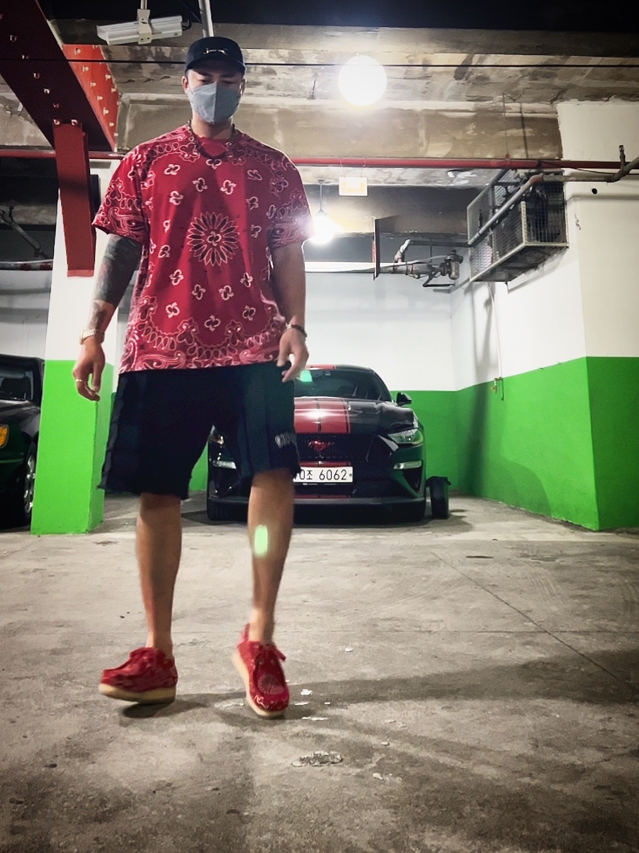 Supreme Small Box T-Shirt Red Bandana - 21SS, Supreme Reverse Patchwork Sweatshorts Black - 22SS 착용 스타일 - 2