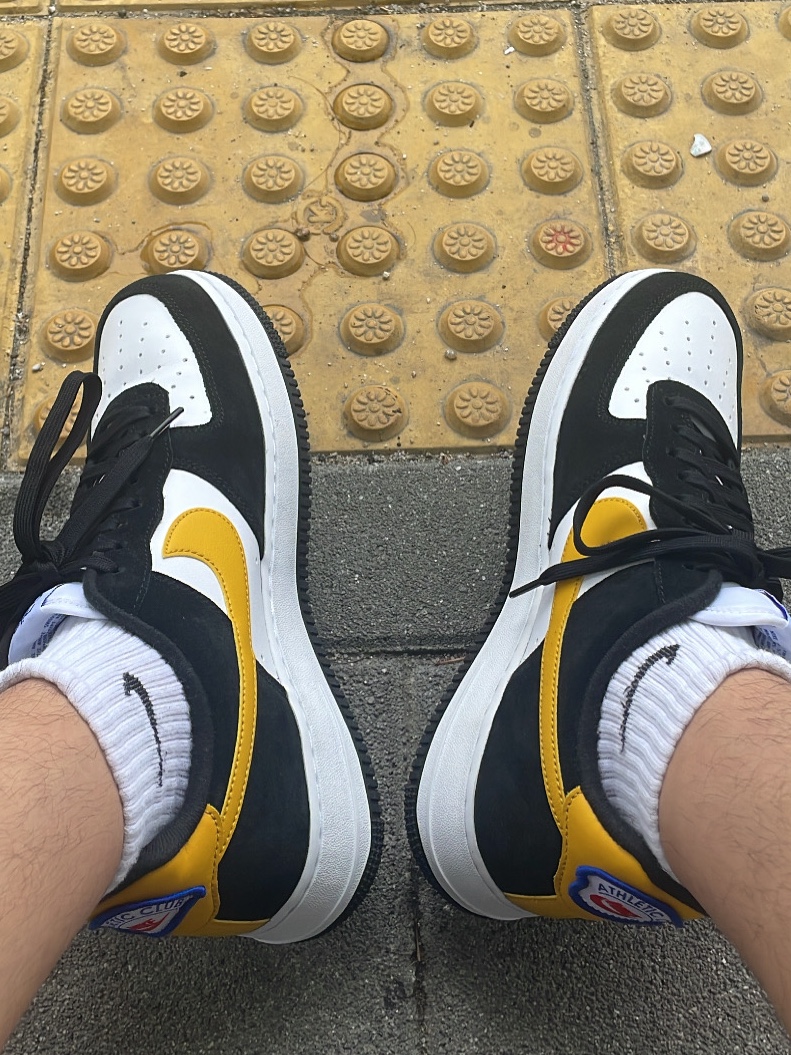 Nike Air Force 1 '07 LV8 Athletic Club Black Dark Sulfur 착용 스타일