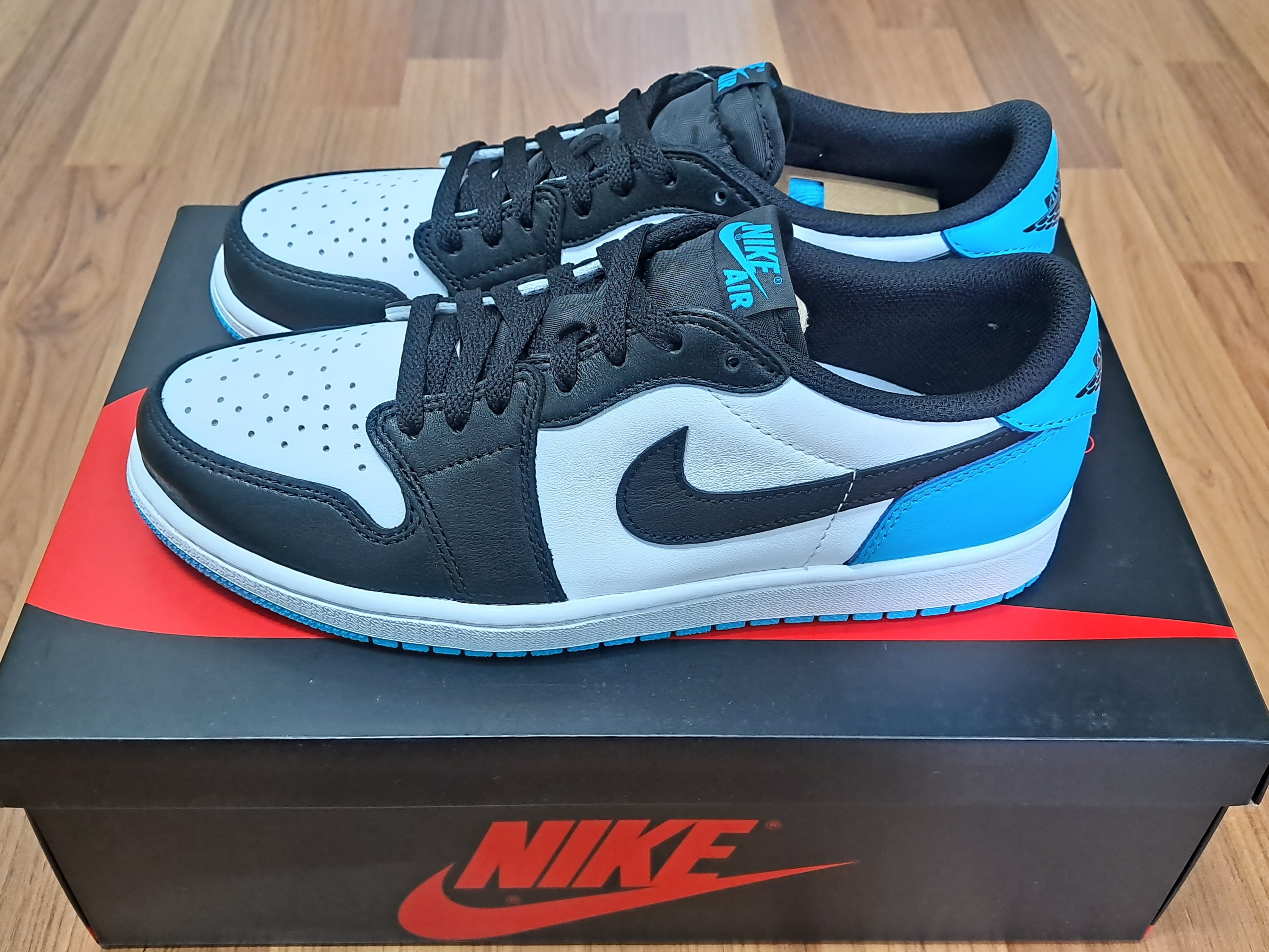 Jordan 1 Retro Low OG Black and Dark Powder Blue 착용 스타일 - 4
