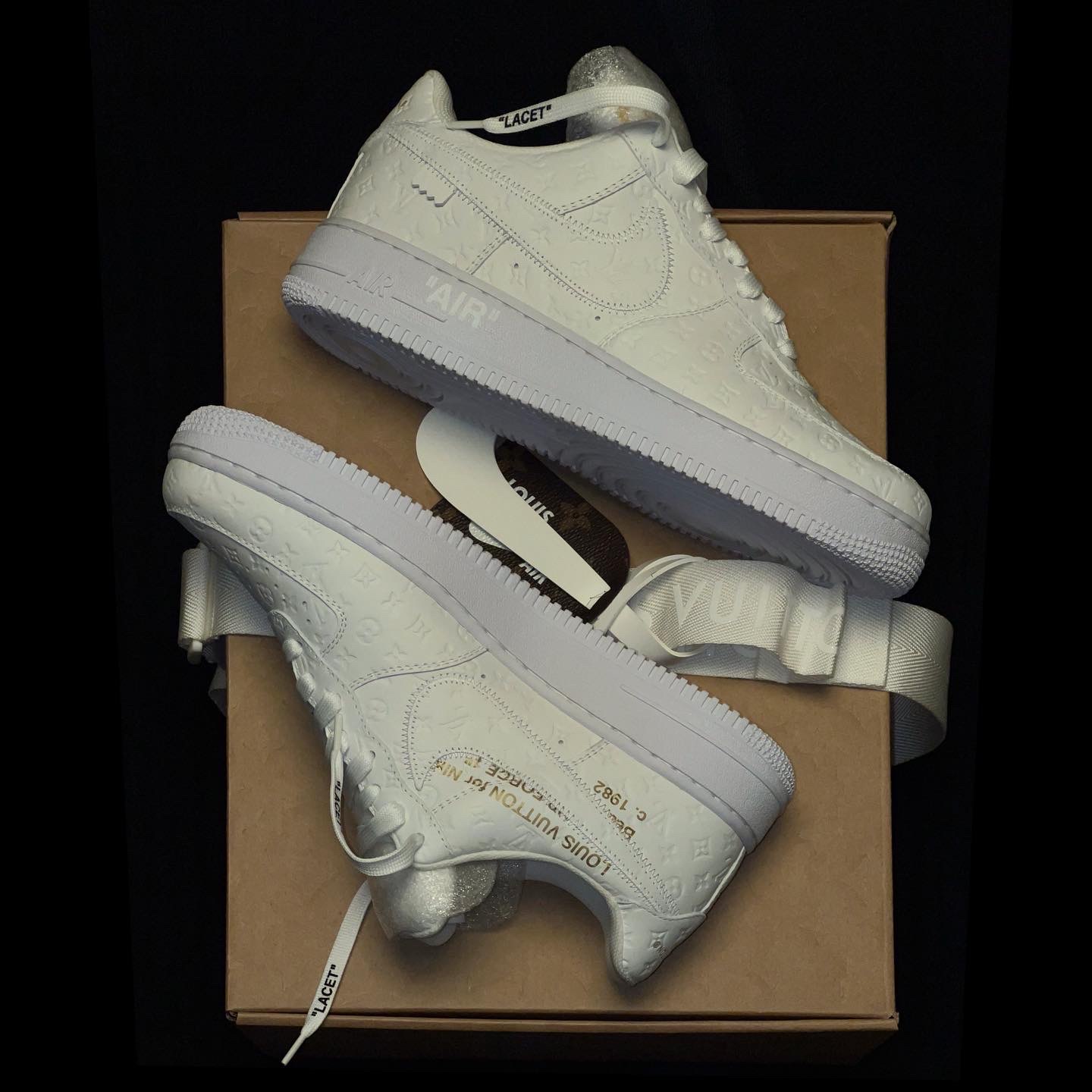 Louis Vuitton x Nike Air Force 1 Low by Virgil Abloh White, Jordan 1 x Travis Scott Retro High OG SP Mocha 착용 스타일 - 1