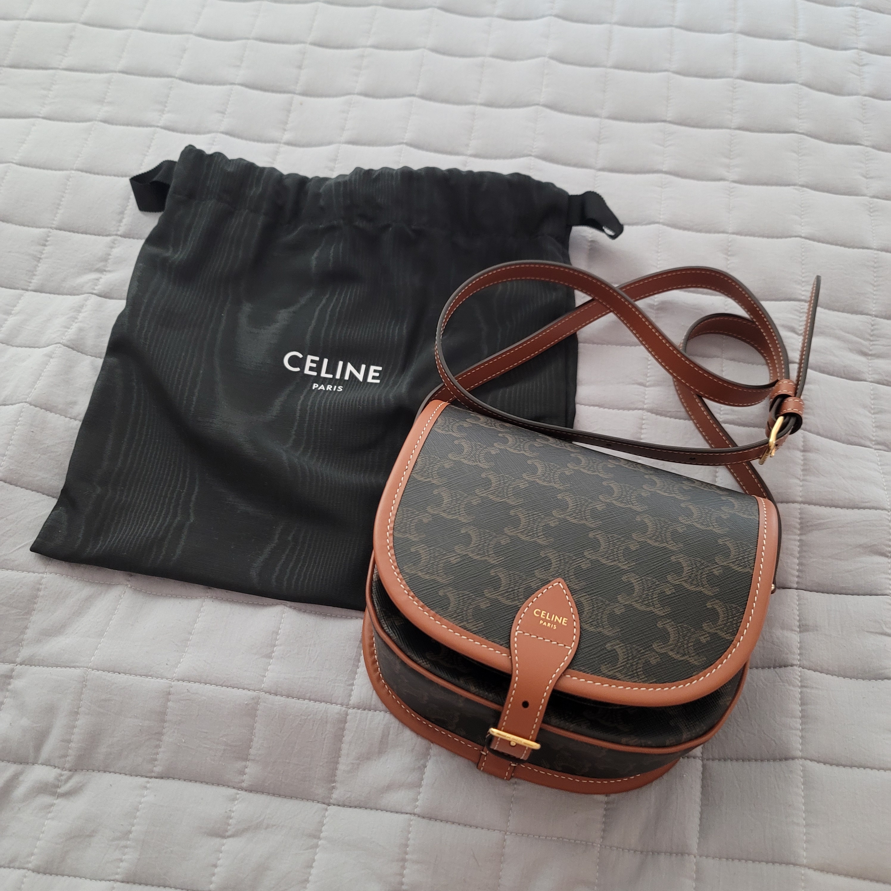 Celine Medium Folco Bag in Triomphe Canvas and Calfskin Tan 착용 스타일