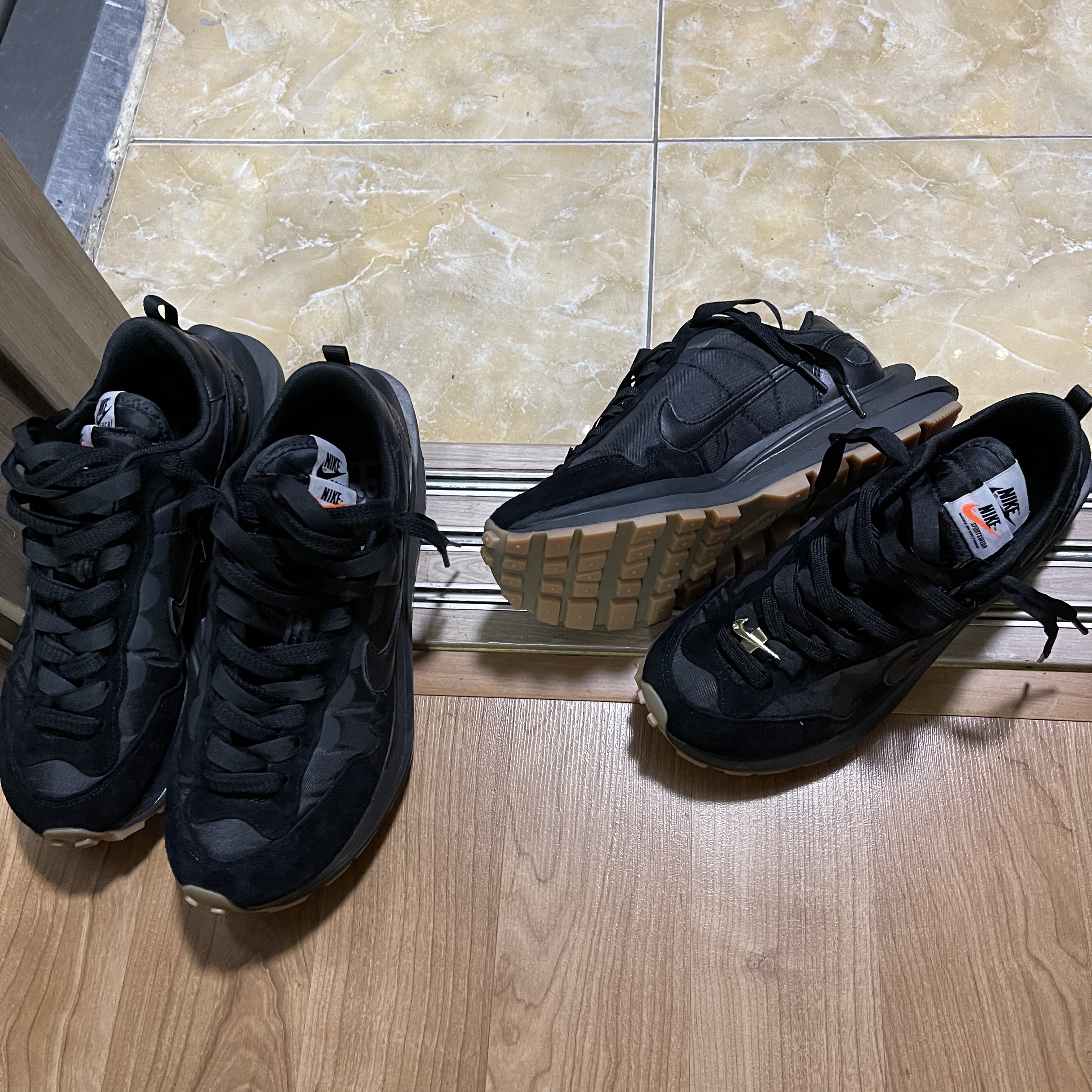 Nike x Sacai VaporWaffle Black and Gum 착용 스타일 - 3