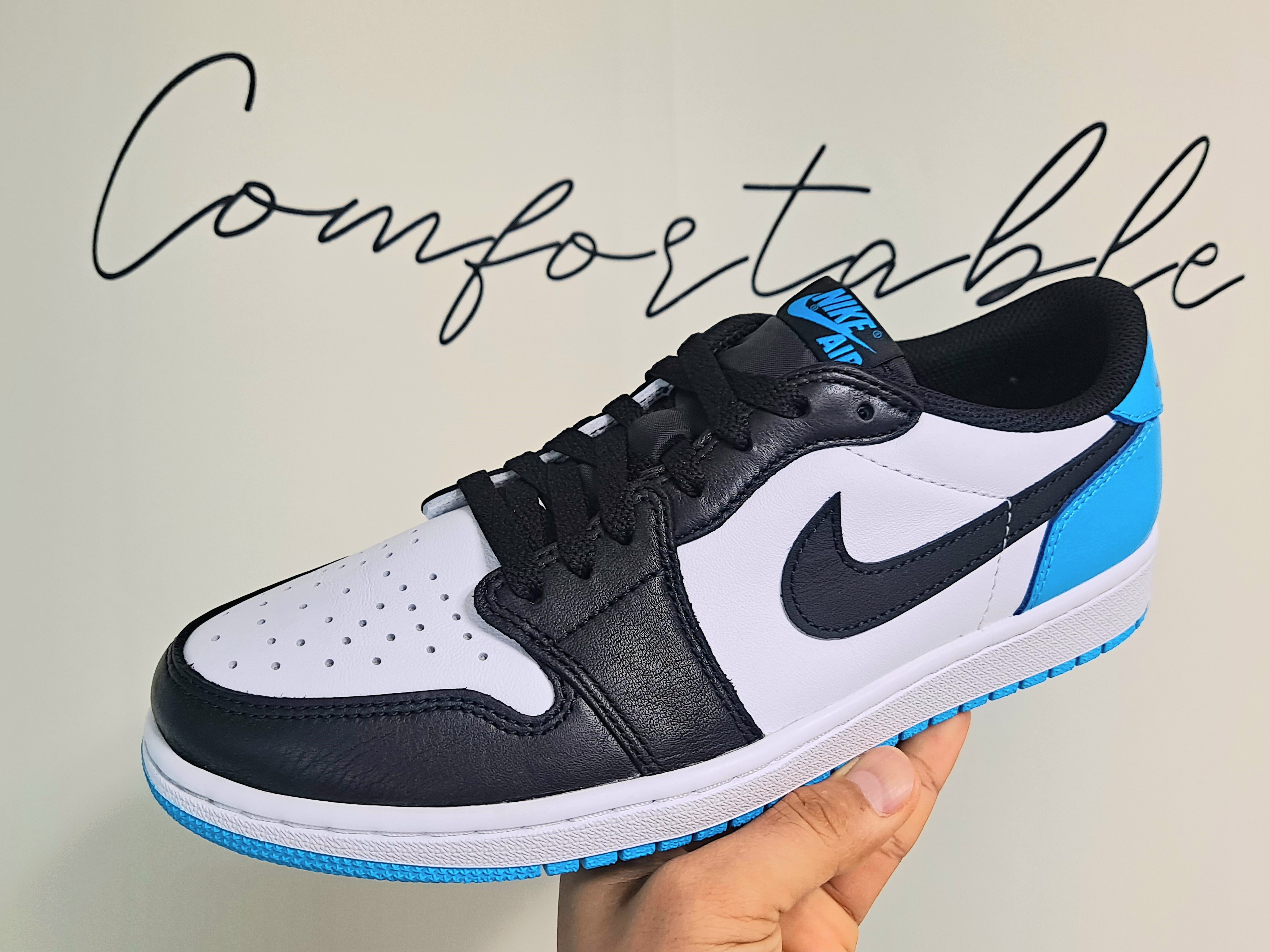 Jordan 1 Retro Low OG Black and Dark Powder Blue 착용 스타일 - 1