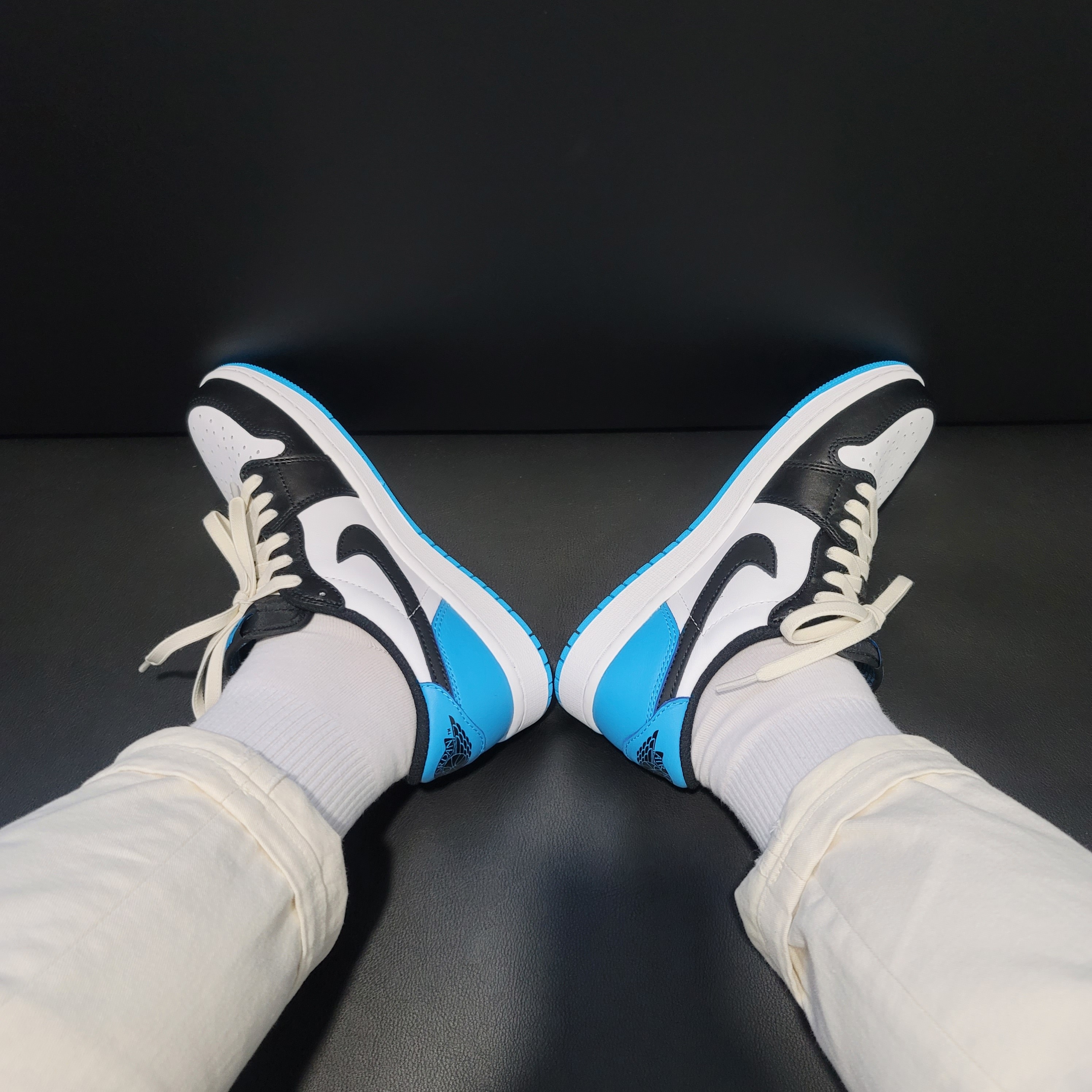 Jordan 1 Retro Low OG Black and Dark Powder Blue 착용 스타일 - 2