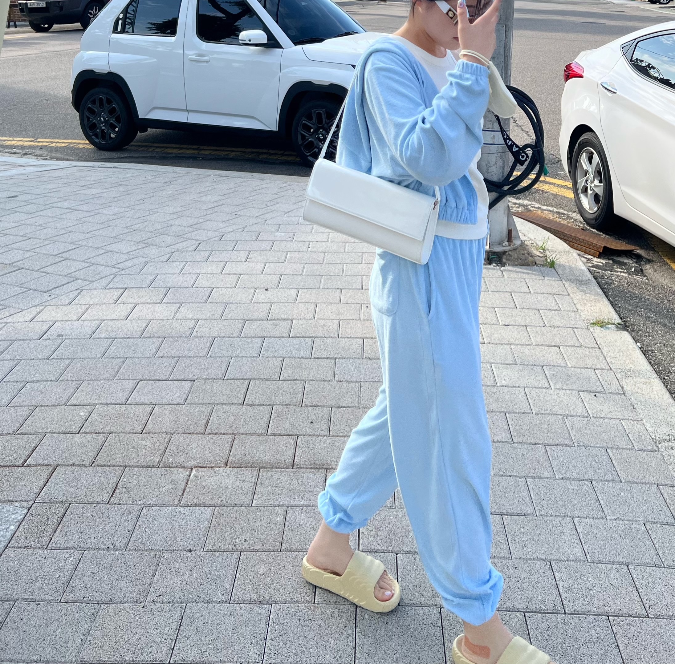 Adidas Adilette 22 Desert Sand 착용 스타일 - 1