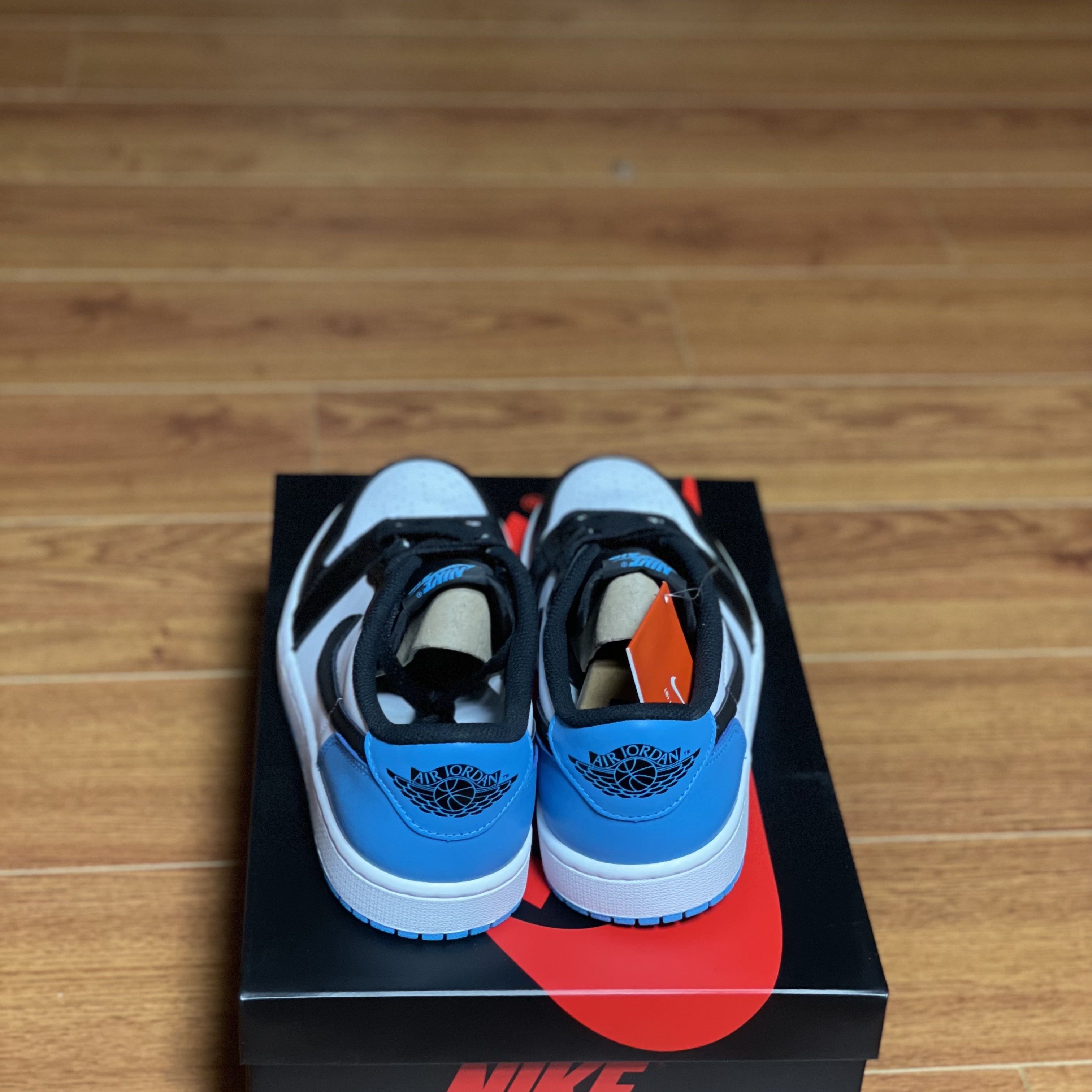 Jordan 1 Retro Low OG Black and Dark Powder Blue 착용 스타일 - 3