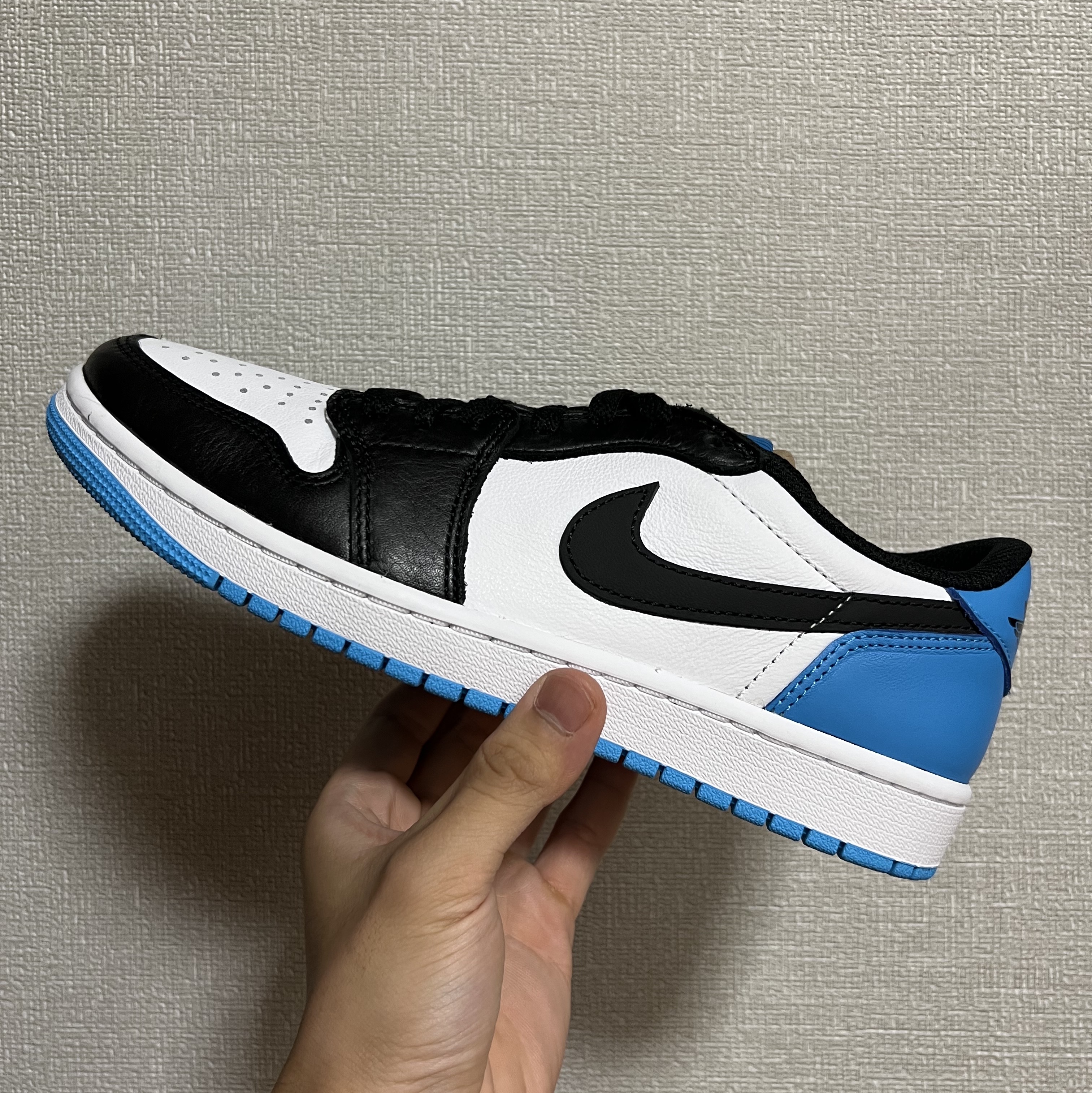 Jordan 1 Retro Low OG Black and Dark Powder Blue 착용 스타일 - 1