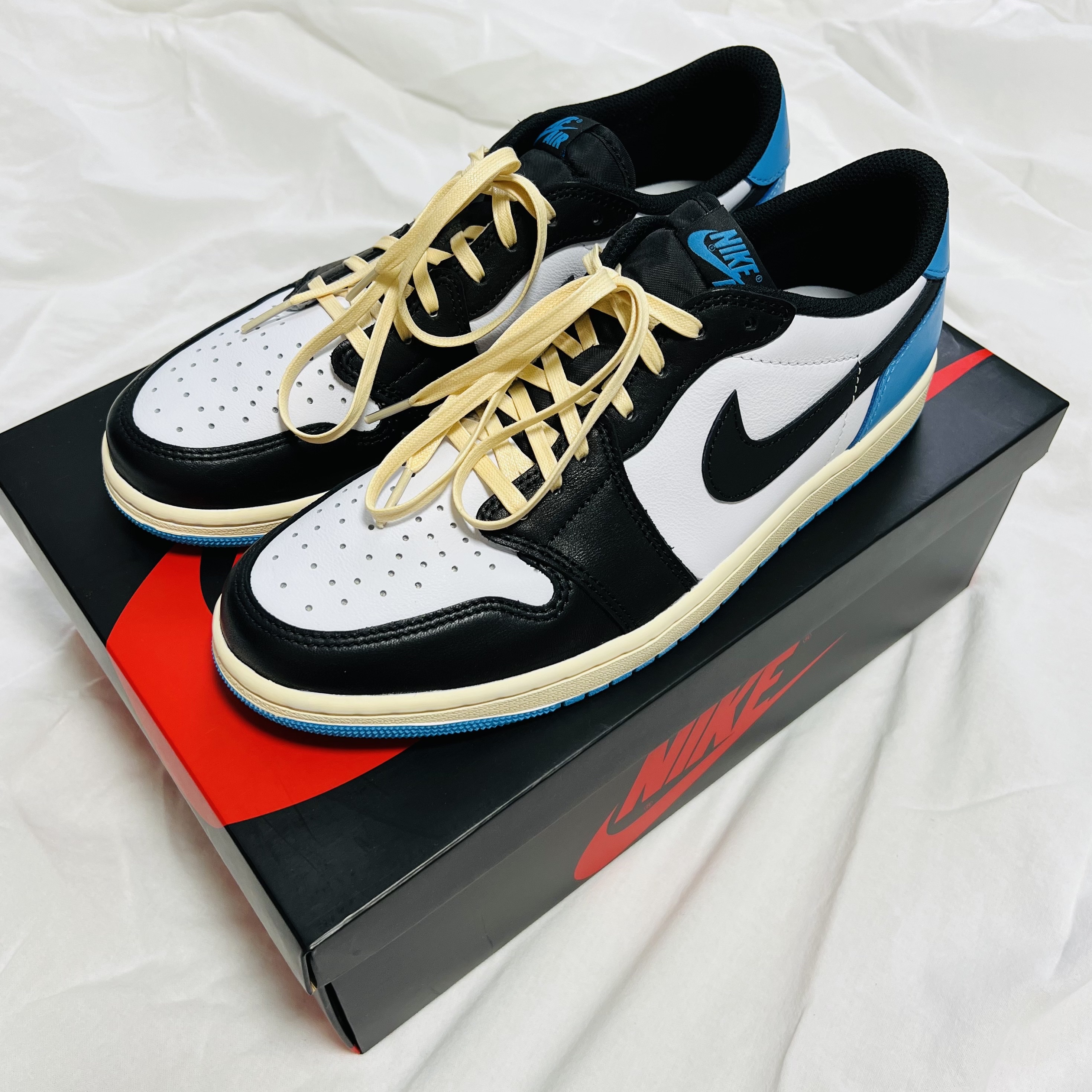 Jordan 1 Retro Low OG Black and Dark Powder Blue 착용 스타일 - 4
