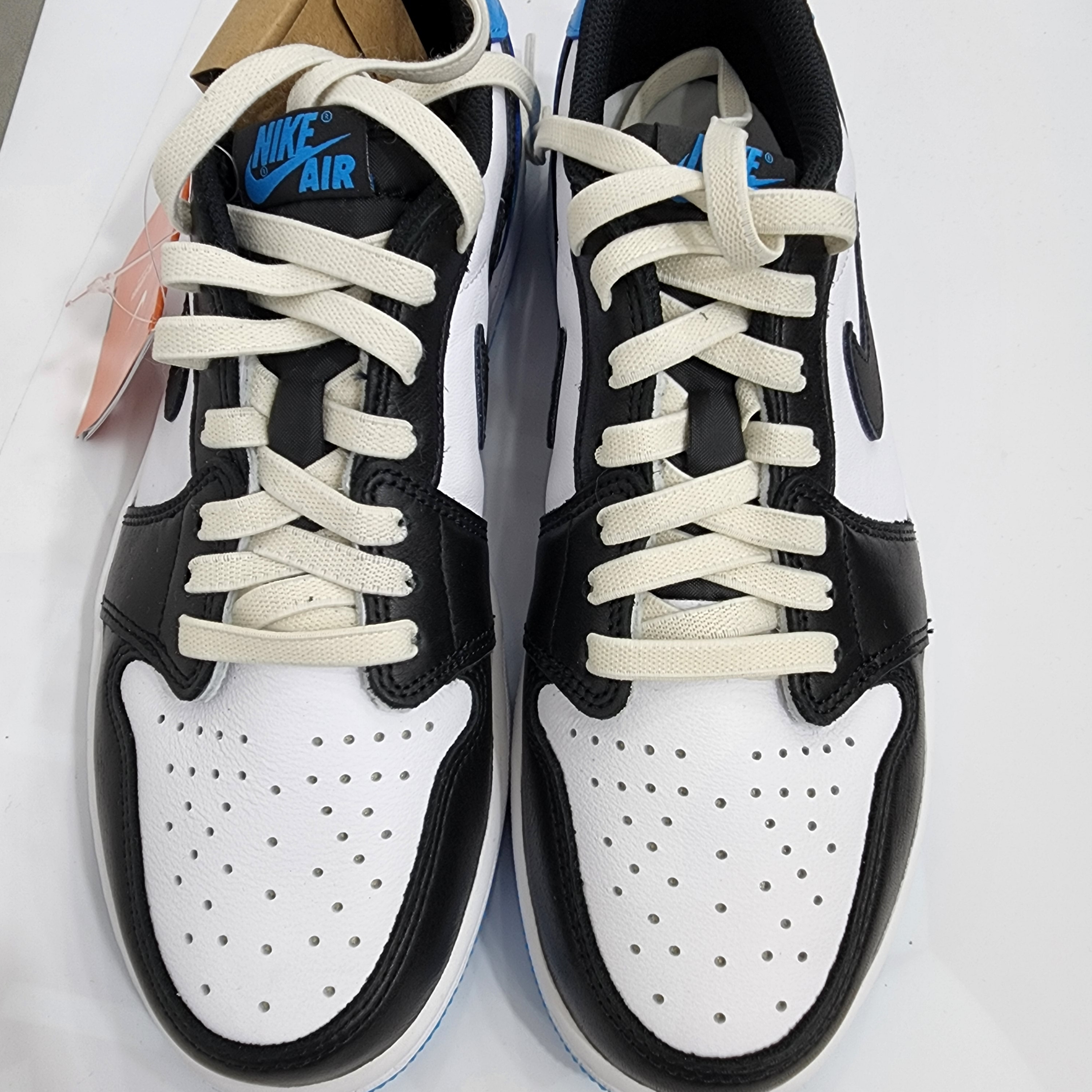 Jordan 1 Retro Low OG Black and Dark Powder Blue 착용 스타일 - 1