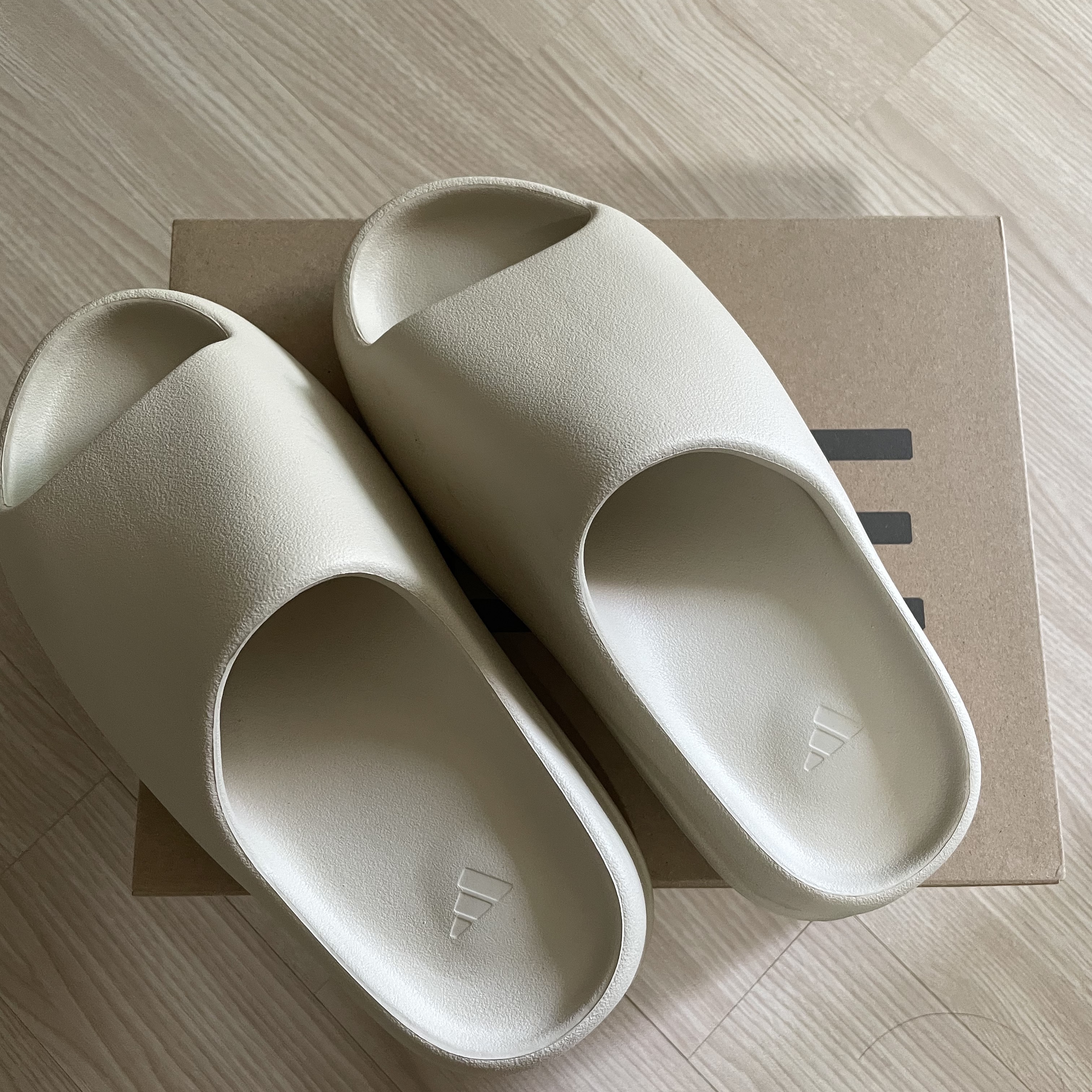 Adidas Yeezy Slide Bone 2022/2023 착용 스타일