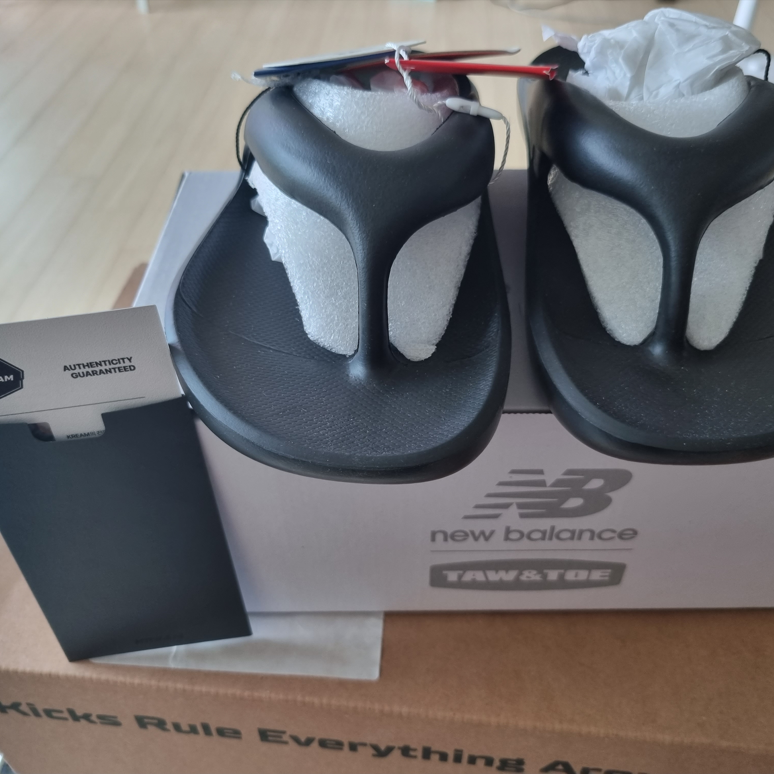 New Balance x Taw&Toe Flip Flop Black 착용 스타일 - 1