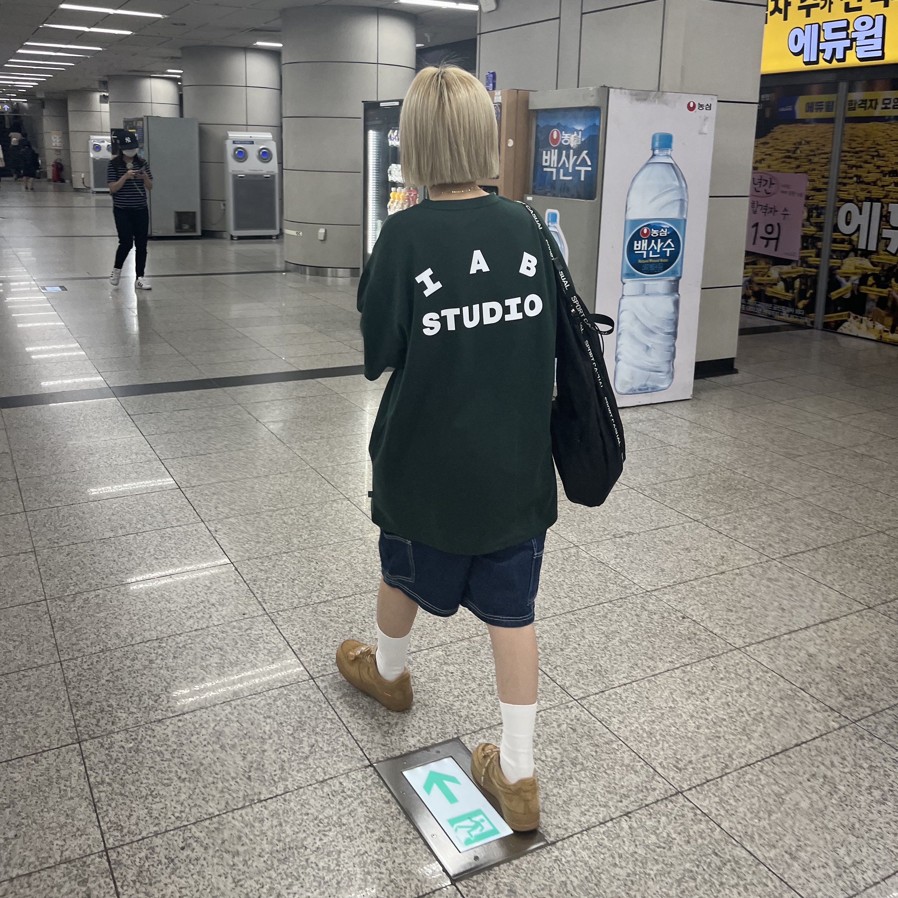 Nike x Supreme Air Force 1 Low Flax, IAB Studio x Yonex T-Shirt Green 착용 스타일