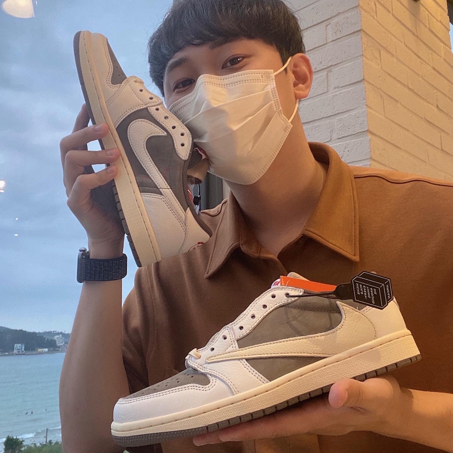 Jordan 1 x Travis Scott Retro Low OG SP Sail and Ridgerock 착용 스타일 - 2