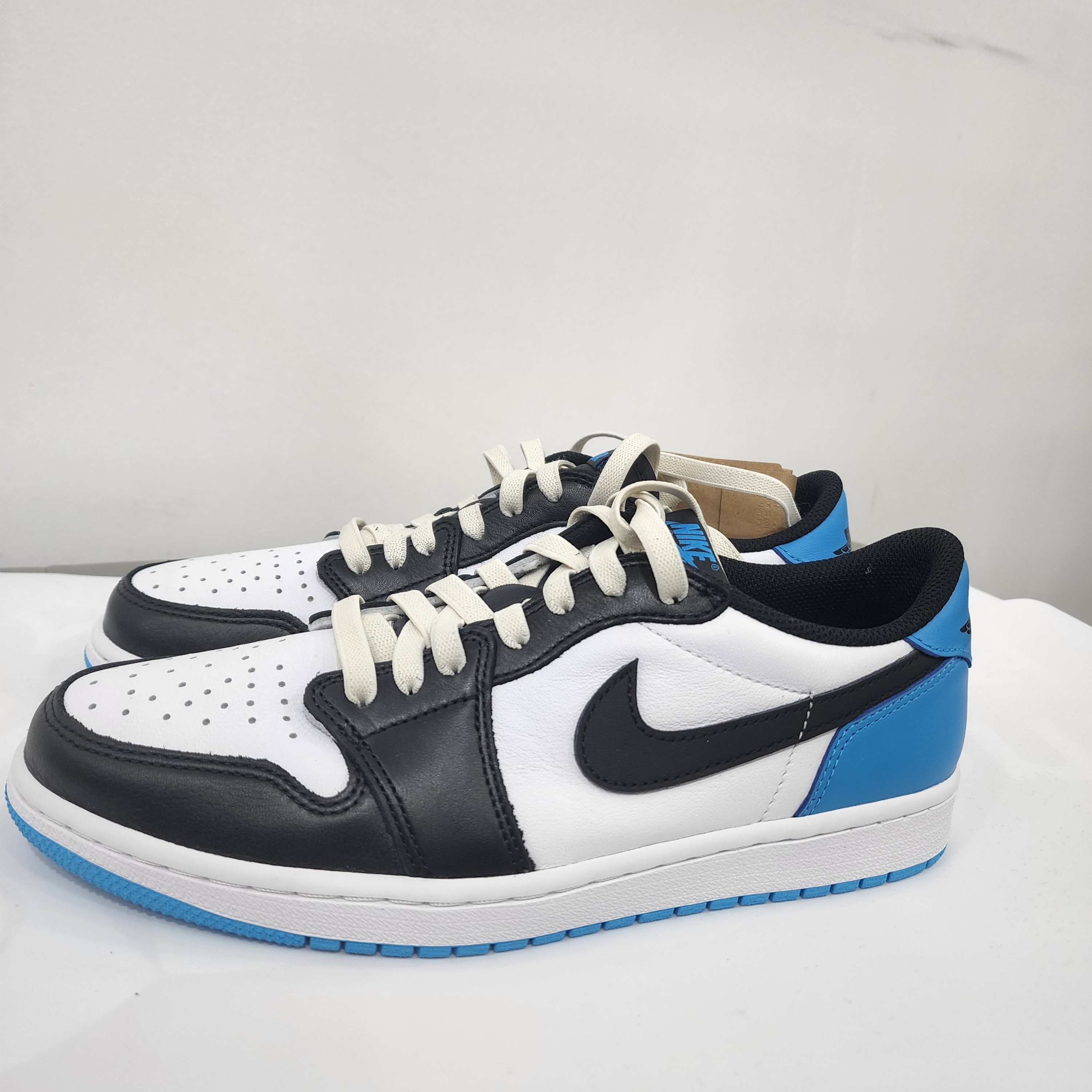 Jordan 1 Retro Low OG Black and Dark Powder Blue 착용 스타일 - 2