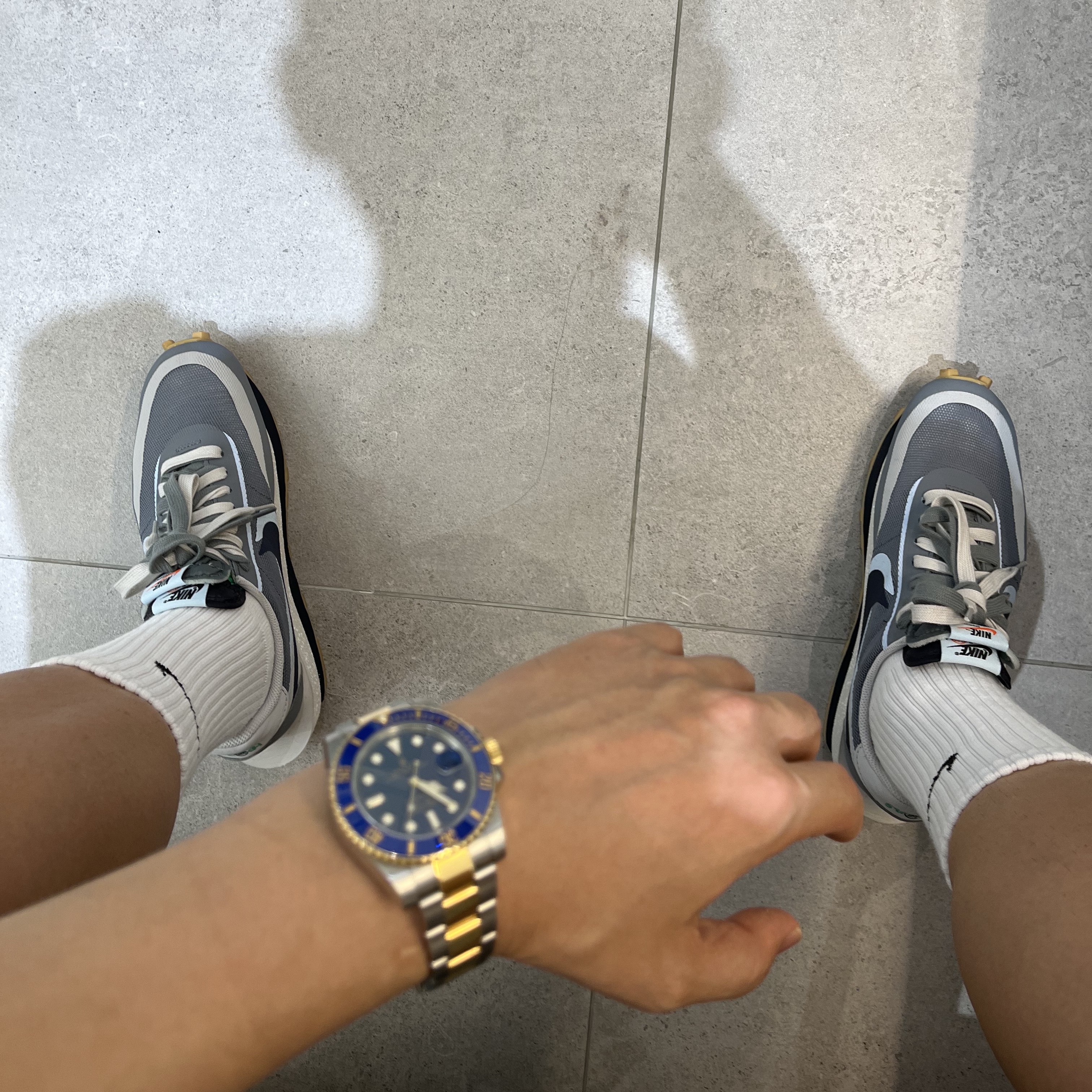 Nike x Sacai x Clot LDWaffle Cool Grey, Rolex Submariner Date 40mm 116613LB Royal Blue Oyster 착용 스타일