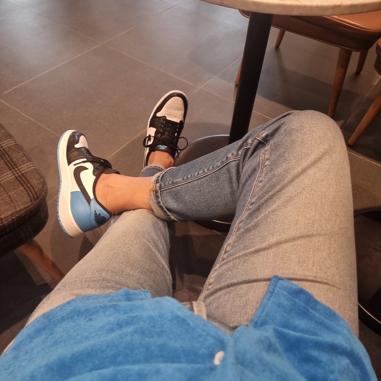 Jordan 1 Retro Low OG Black and Dark Powder Blue 착용 스타일