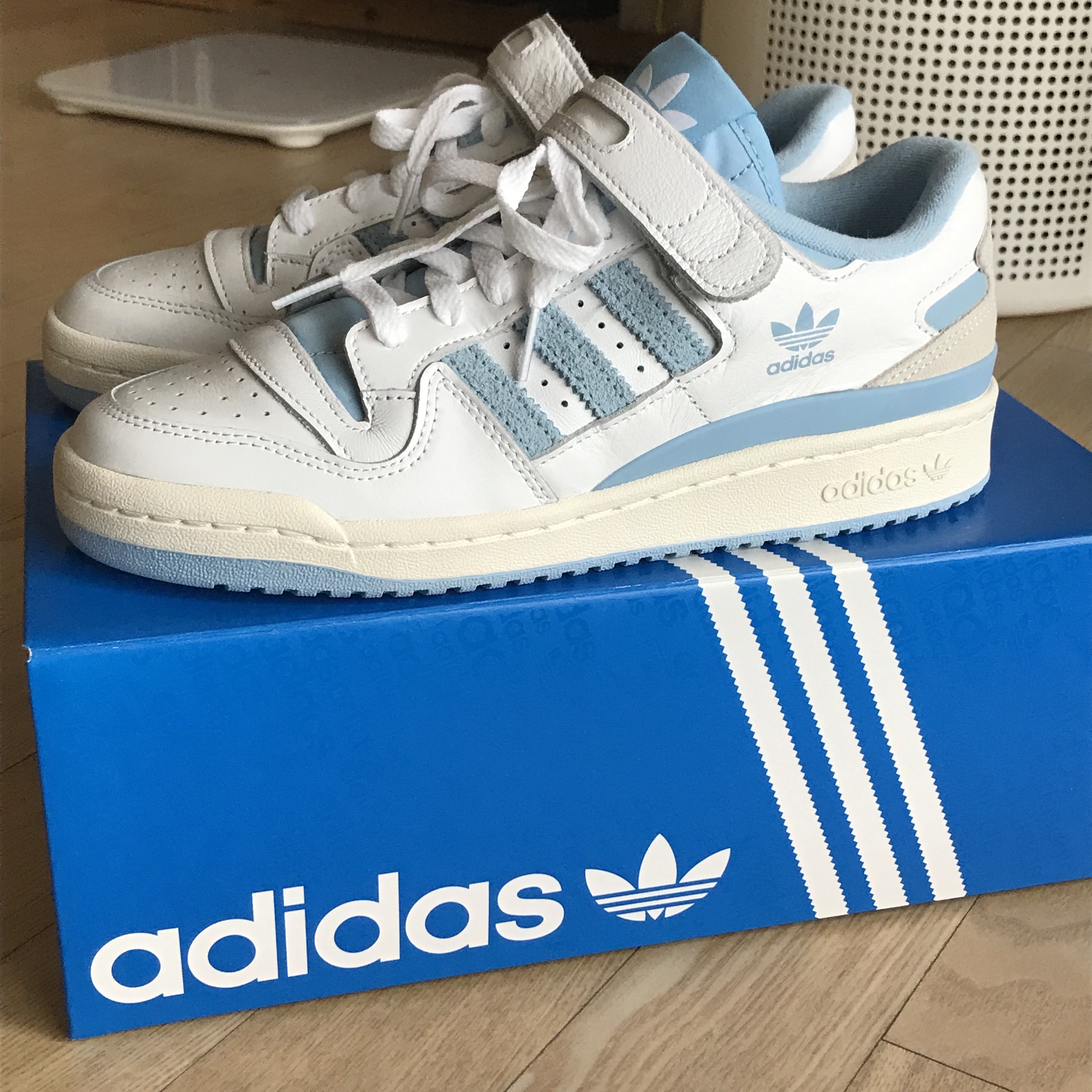 Adidas Forum 84 Low Clear Blue 착용 스타일 - 2