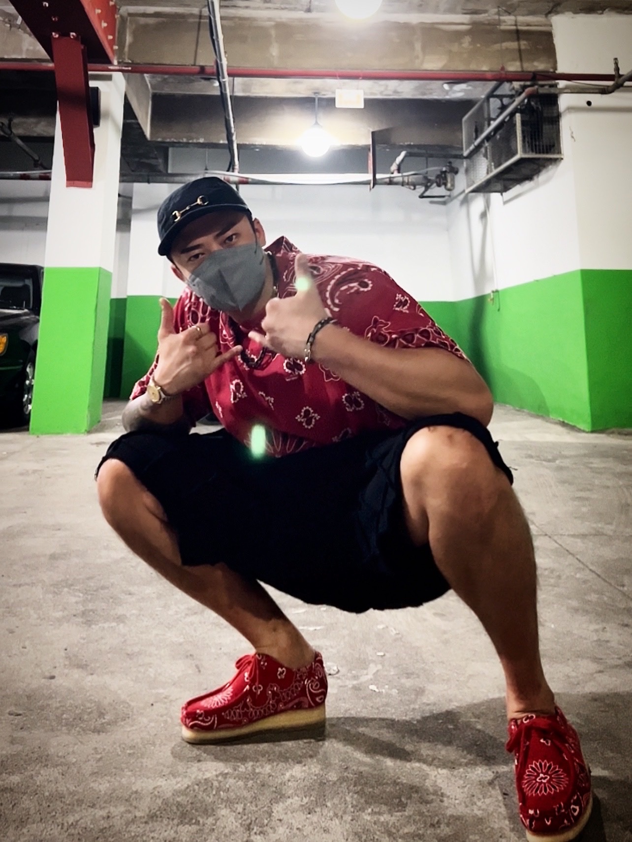 Supreme Small Box T-Shirt Red Bandana - 21SS, Supreme Reverse Patchwork Sweatshorts Black - 22SS 착용 스타일 - 1