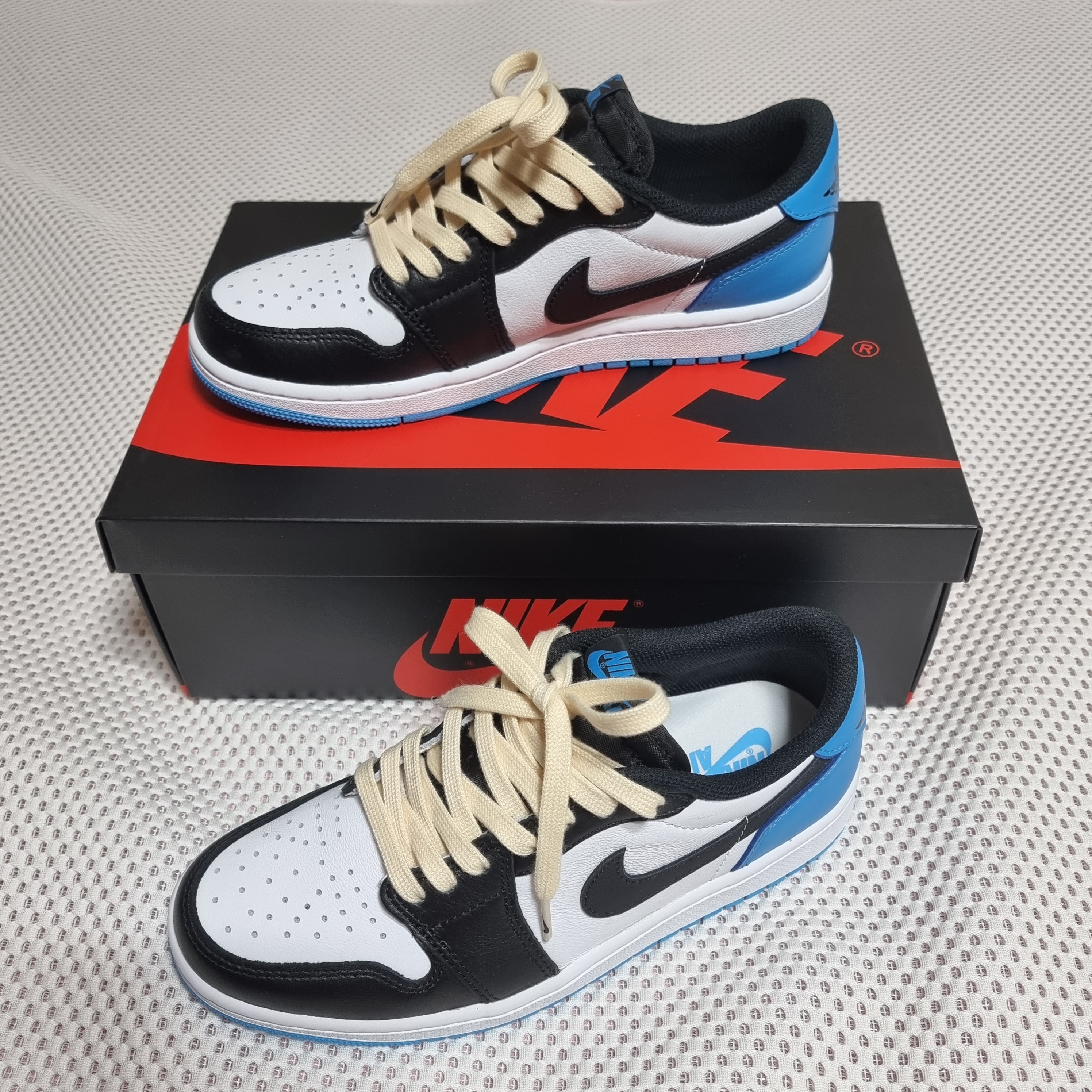 Jordan 1 Retro Low OG Black and Dark Powder Blue 착용 스타일