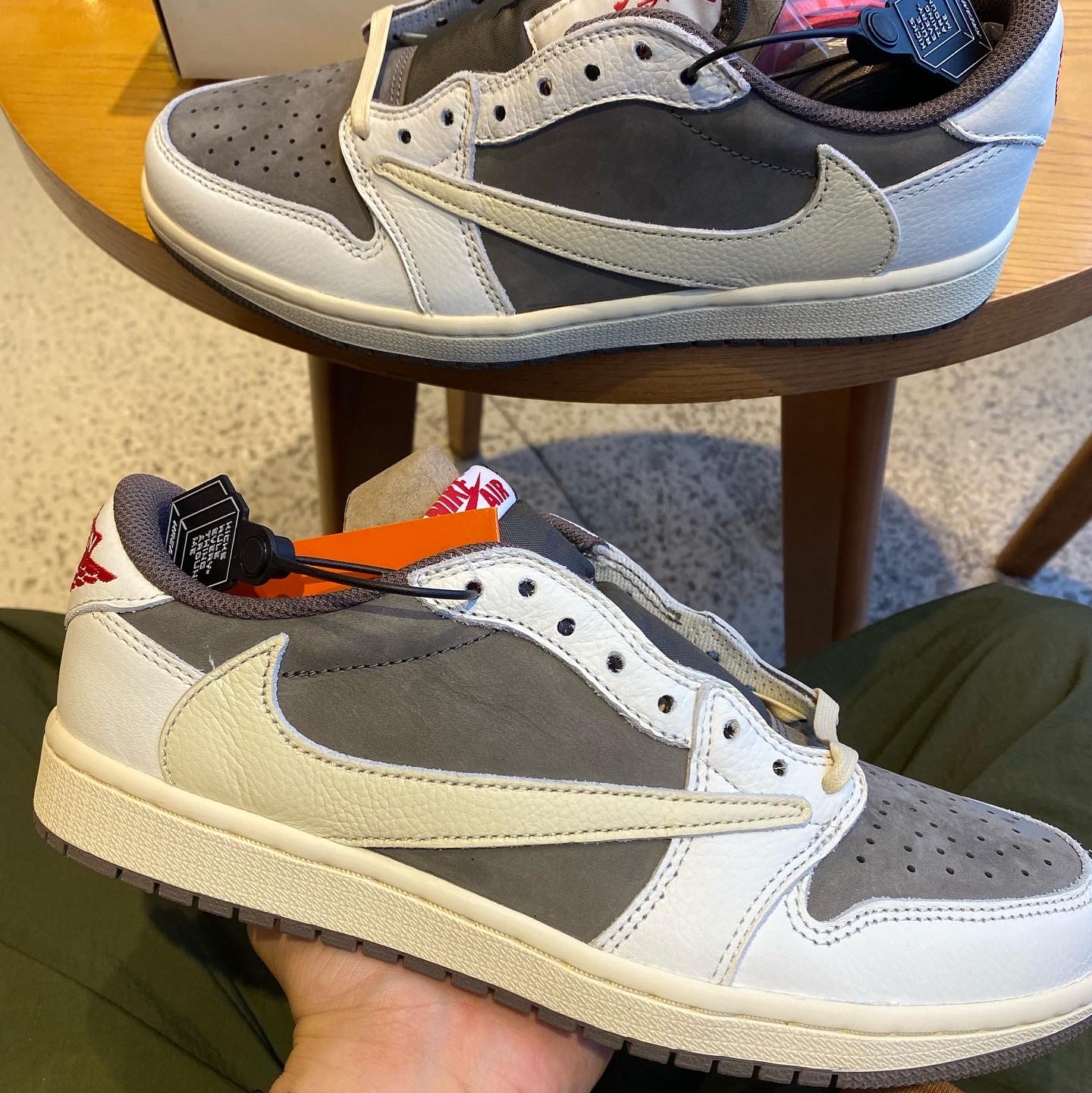 Jordan 1 x Travis Scott Retro Low OG SP Sail and Ridgerock 착용 스타일 - 3