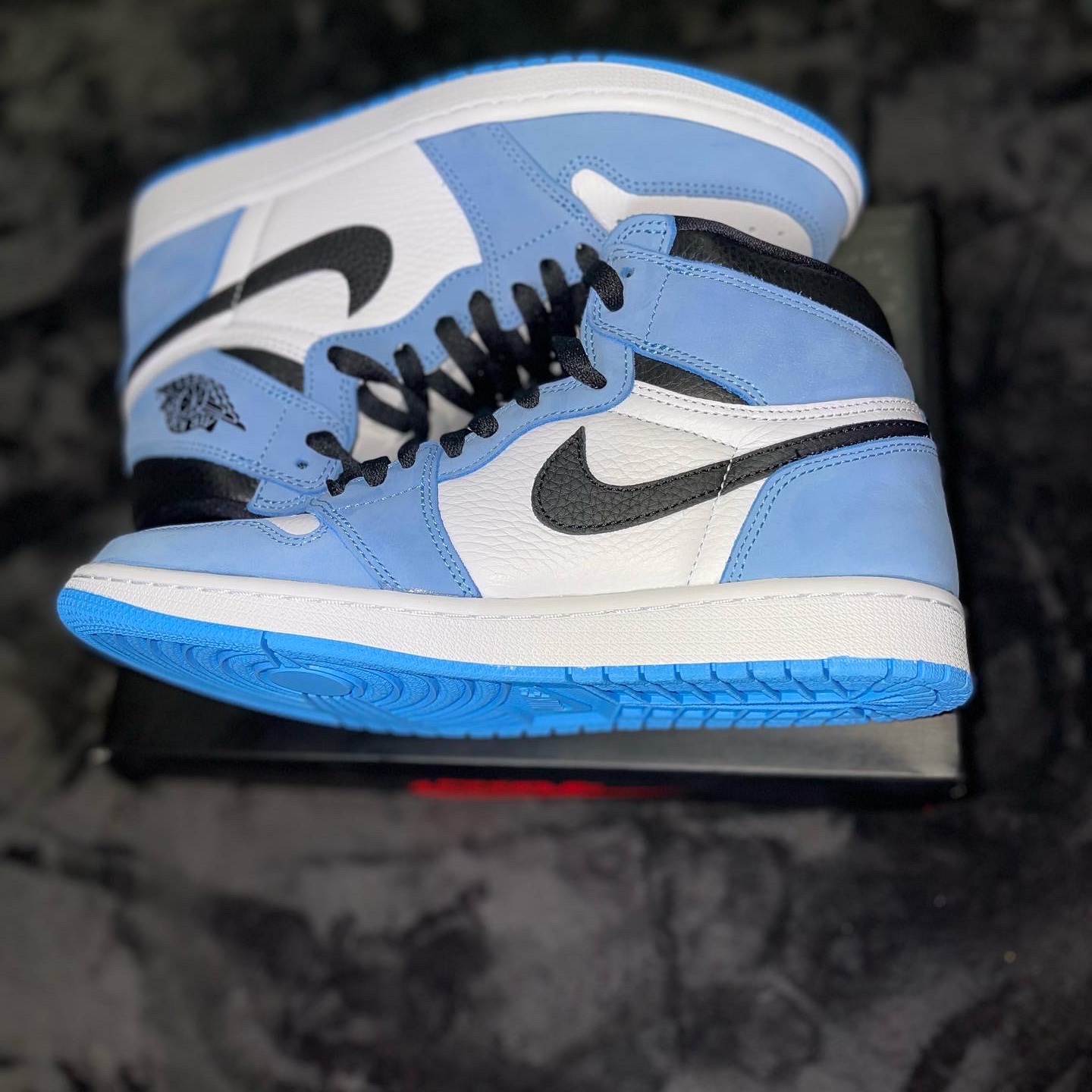 Jordan 1 Retro High OG University Blue 착용 스타일 - 1