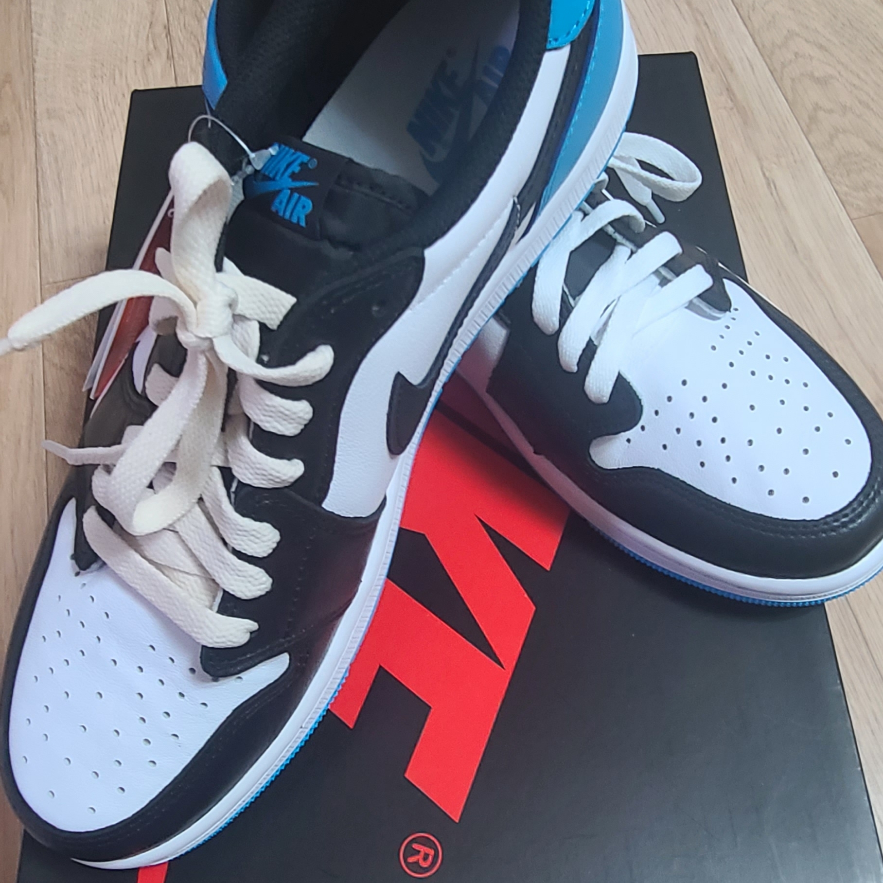 Jordan 1 Retro Low OG Black and Dark Powder Blue 착용 스타일