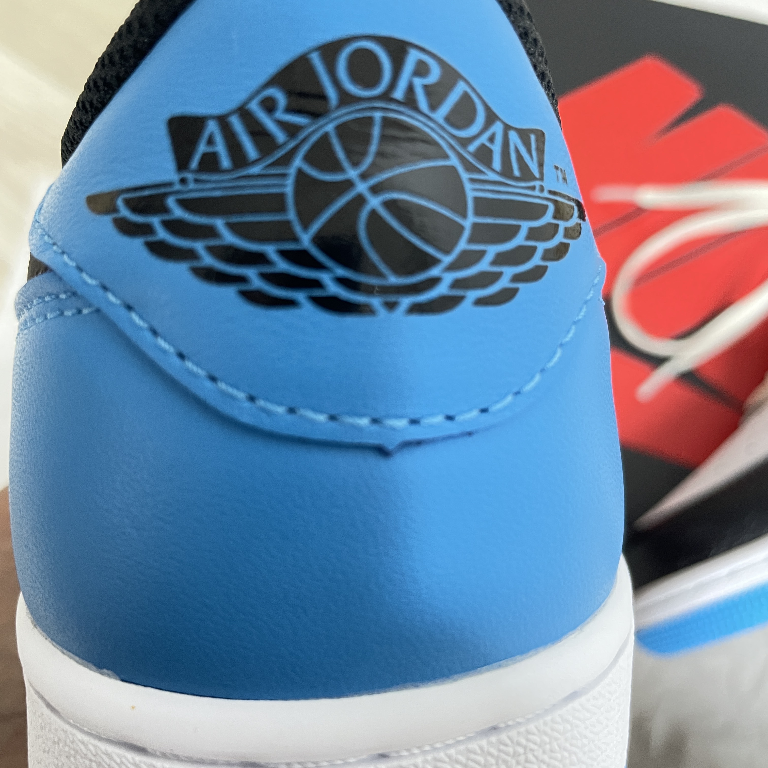 Jordan 1 Retro Low OG Black and Dark Powder Blue 착용 스타일 - 2