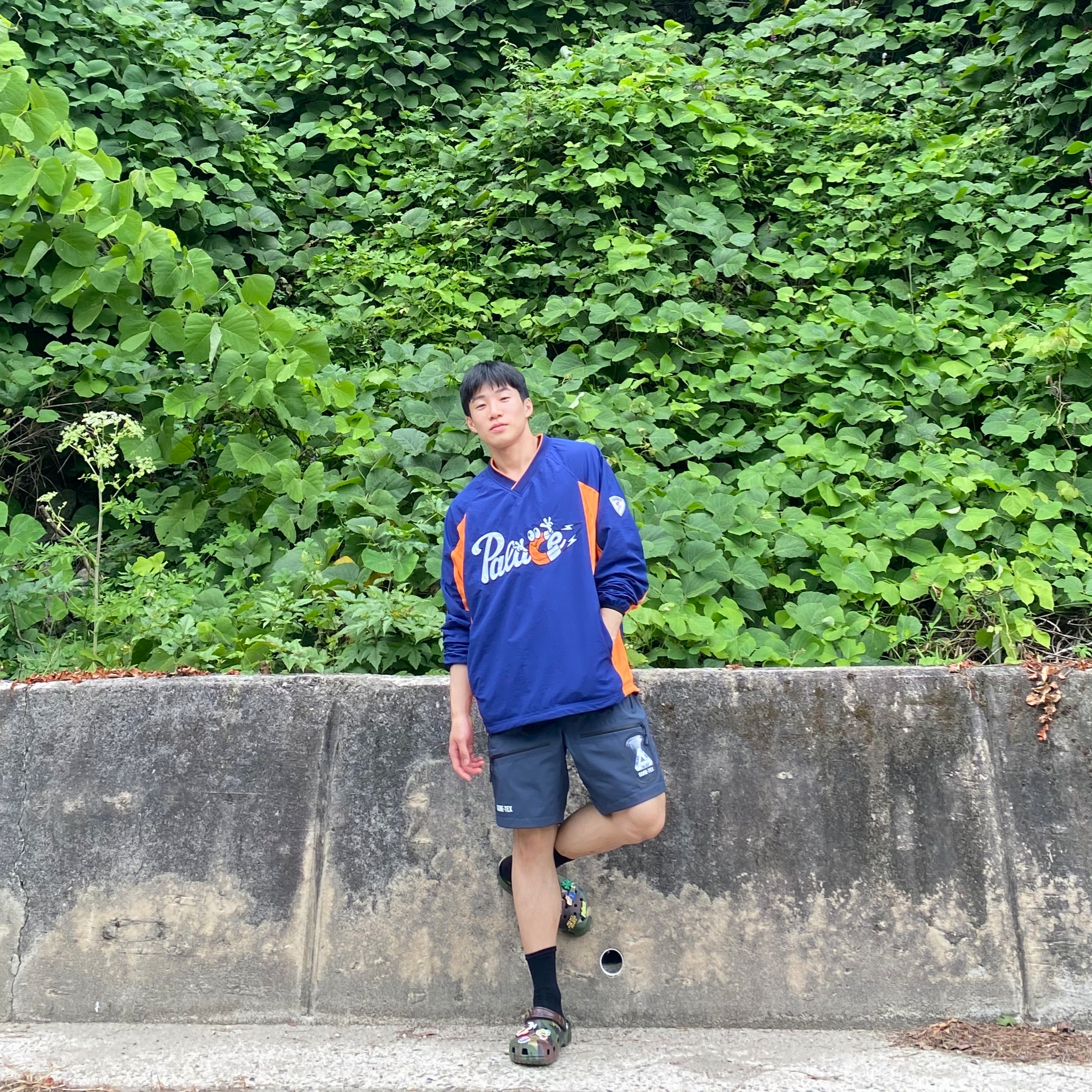 Crocs x Palace Classic Clog Woodland Camo, Palace Gore-Tex S-Tech Shorts Navy - 22SS 착용 스타일