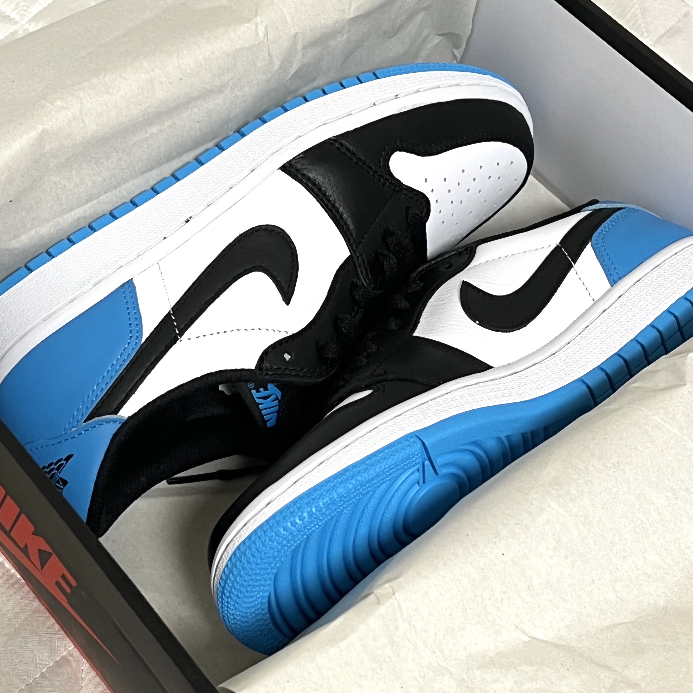 Jordan 1 Retro Low OG Black and Dark Powder Blue 착용 스타일