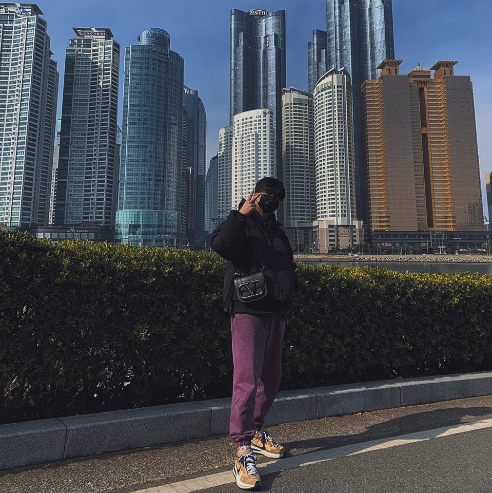Nike x Sacai VaporWaffle Sesame and Blue Void, Stussy Basic Stussy Hoodie Black 2022 착용 스타일