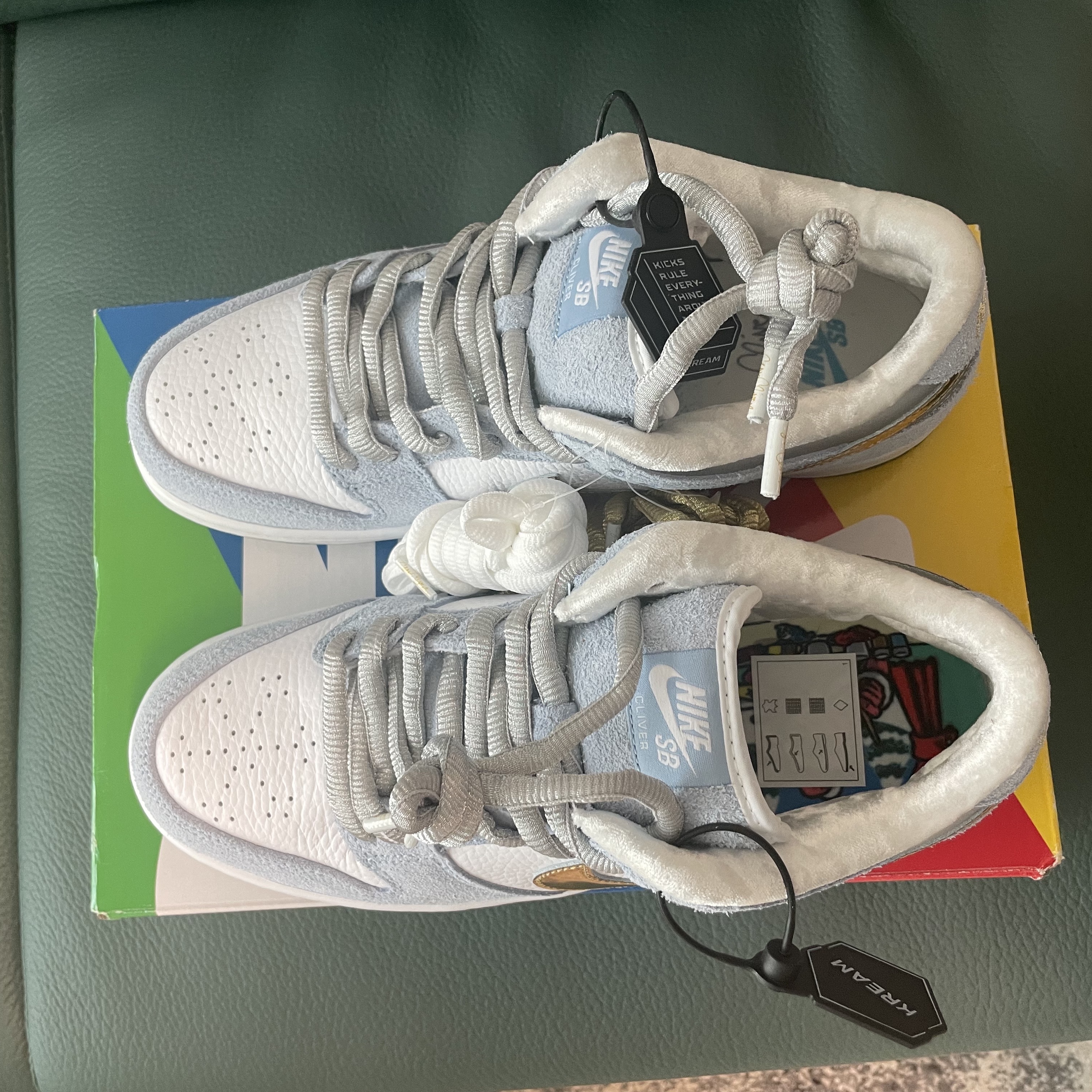 Jordan 1 Retro Low OG Black and Dark Powder Blue, Nike x Sean Cliver SB Dunk Low Holiday Special 착용 스타일 - 2